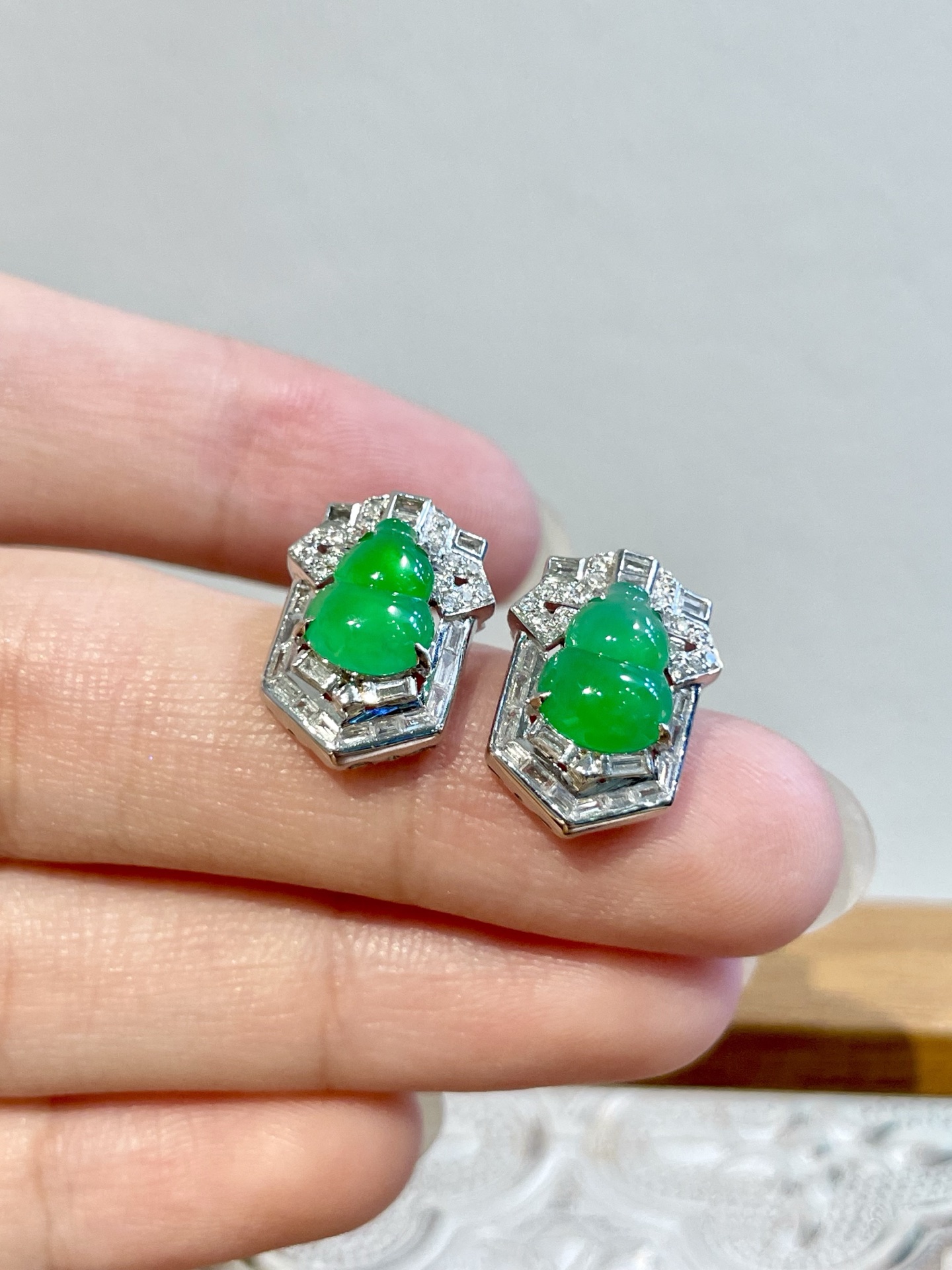 ️ 冰阳绿葫芦耳钉 经典不过葫芦，福禄双全好寓意，百搭经典的翡翠耳钉～ 尺寸：14.6*11.0*6.7 裸石：8.4*6.4*2.4