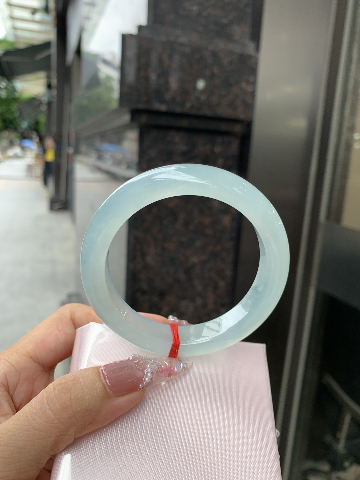 冰晴正圈 55.7-8.7-11.9 0618-N1011-2 无裂，底妆胶润，满圈淡雅晴绿，像初春嫩芽落入清泉，均匀柔和，抬眼就是一片宁静感。