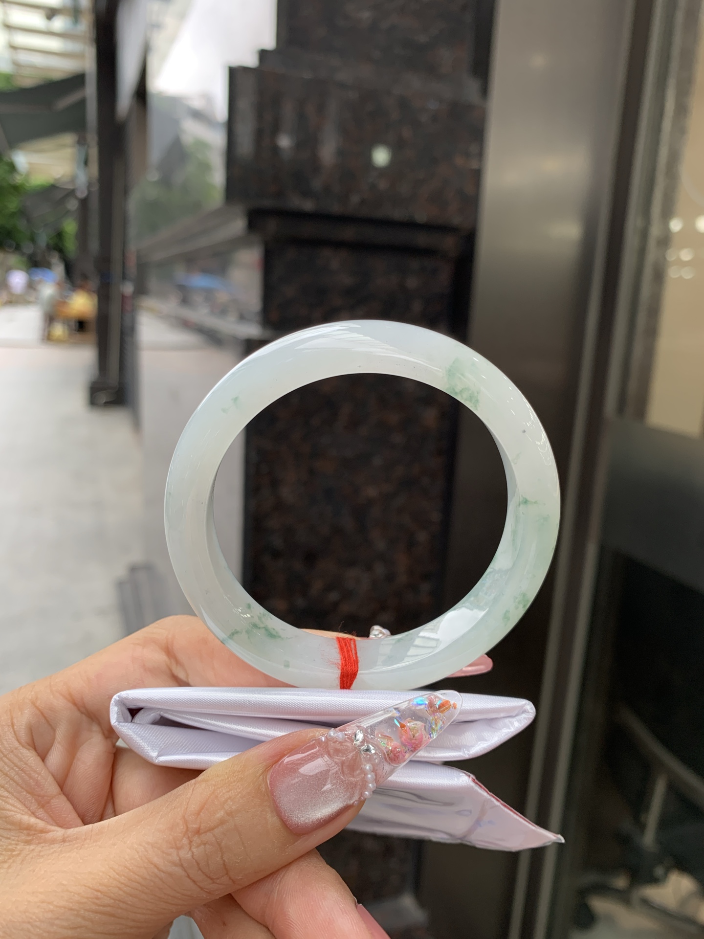 冰飘花正圈 55.8-8-11.3 0618-WL-829 无裂，底妆水润细腻，冰底中开出了朵朵绿花，飘花灵动飘逸，勾勒出一幅唯美诗意的山水意境画，古典优雅又秀气