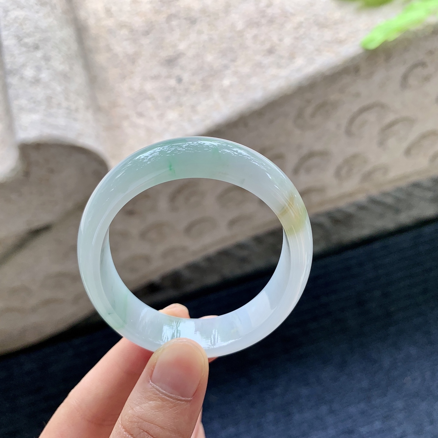 手镯贵妃52 53 圈口52/45.2/12.5/6.2 编码Y06 描述糯冰飘绿飘黄翡，细腻，水润，种老，打灯有细微棉线，无碍