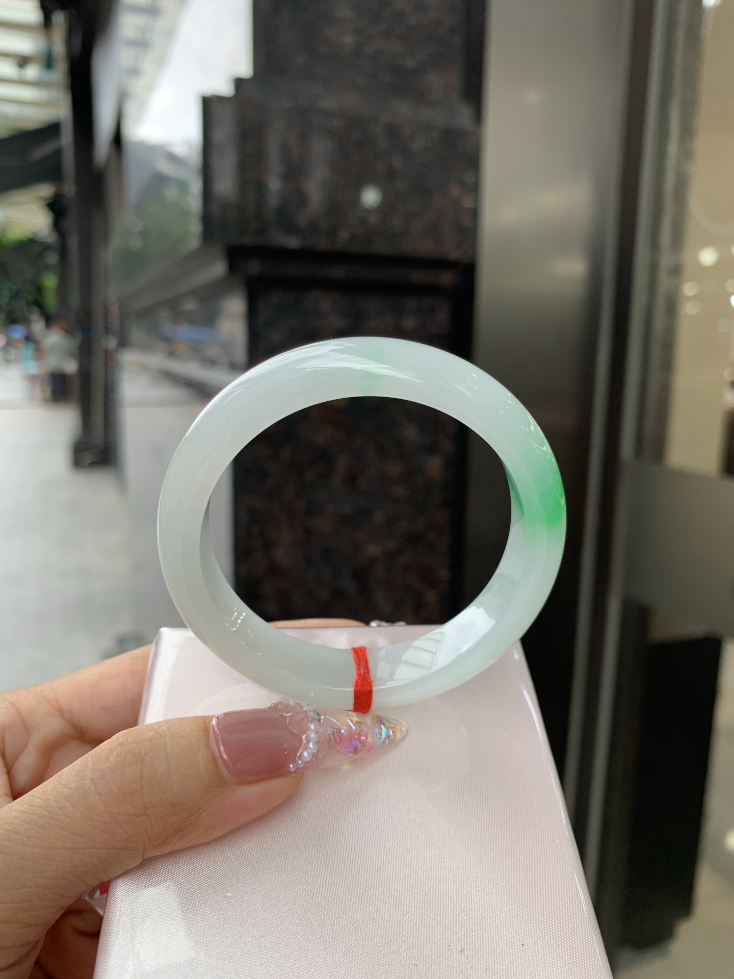 白底青阳绿正圈 52.6-7.4-12.1 0618-N402 打灯棉线，一抹阳绿花点缀腕间风华，干净纯净的底色上，一抹翠色肆意流淌，宛如春日里的繁华盛景