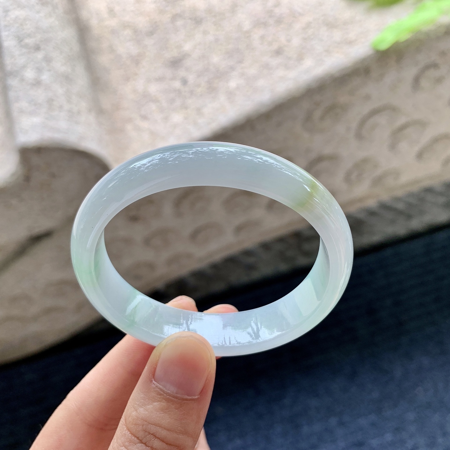 手镯贵妃52 53 圈口52/45.2/12.5/6.2 编码Y06 描述糯冰飘绿飘黄翡，细腻，水润，种老，打灯有细微棉线，无碍