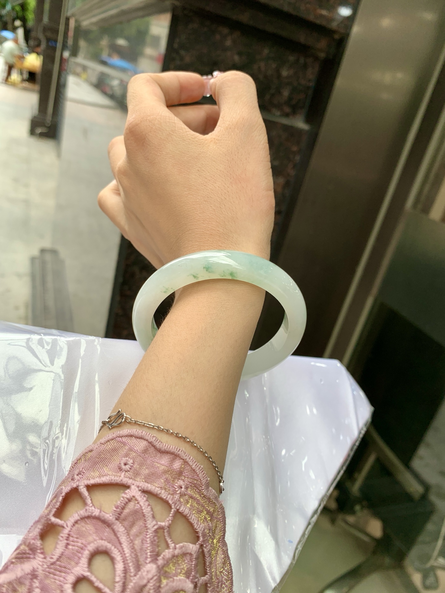 冰飘花正圈 55.8-8-11.3 0618-WL-829 无裂，底妆水润细腻，冰底中开出了朵朵绿花，飘花灵动飘逸，勾勒出一幅唯美诗意的山水意境画，古典优雅又秀气