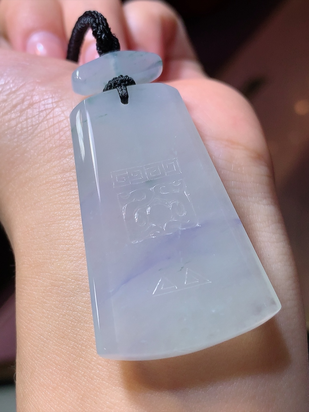 冰紫仿古无事牌挂件。种老底子细腻，冰润起胶，雕工精致，佩戴精致气质货号23616，46.9-29.4