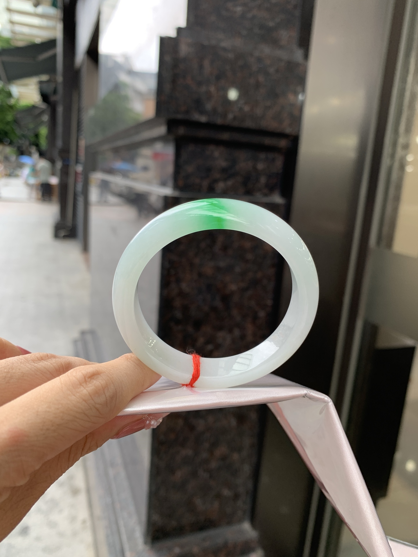 白底青阳绿正圈 52.6-7.4-12.1 0618-N402 打灯棉线，一抹阳绿花点缀腕间风华，干净纯净的底色上，一抹翠色肆意流淌，宛如春日里的繁华盛景
