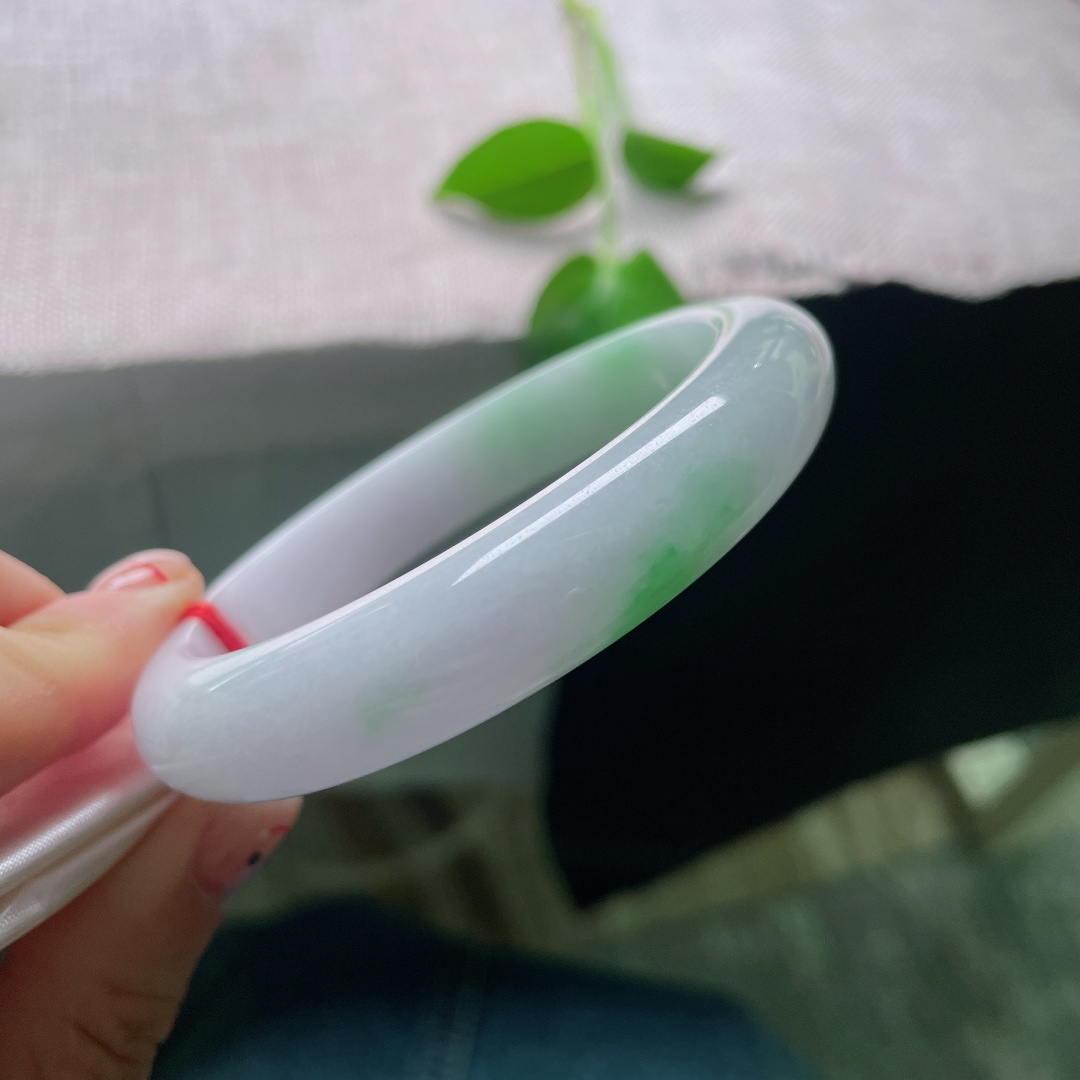58.8/12.1/8.3，春彩正圈，翠色欲滴，惊艳四座，水头好，细腻，有纹不影响佩戴，ss53843a