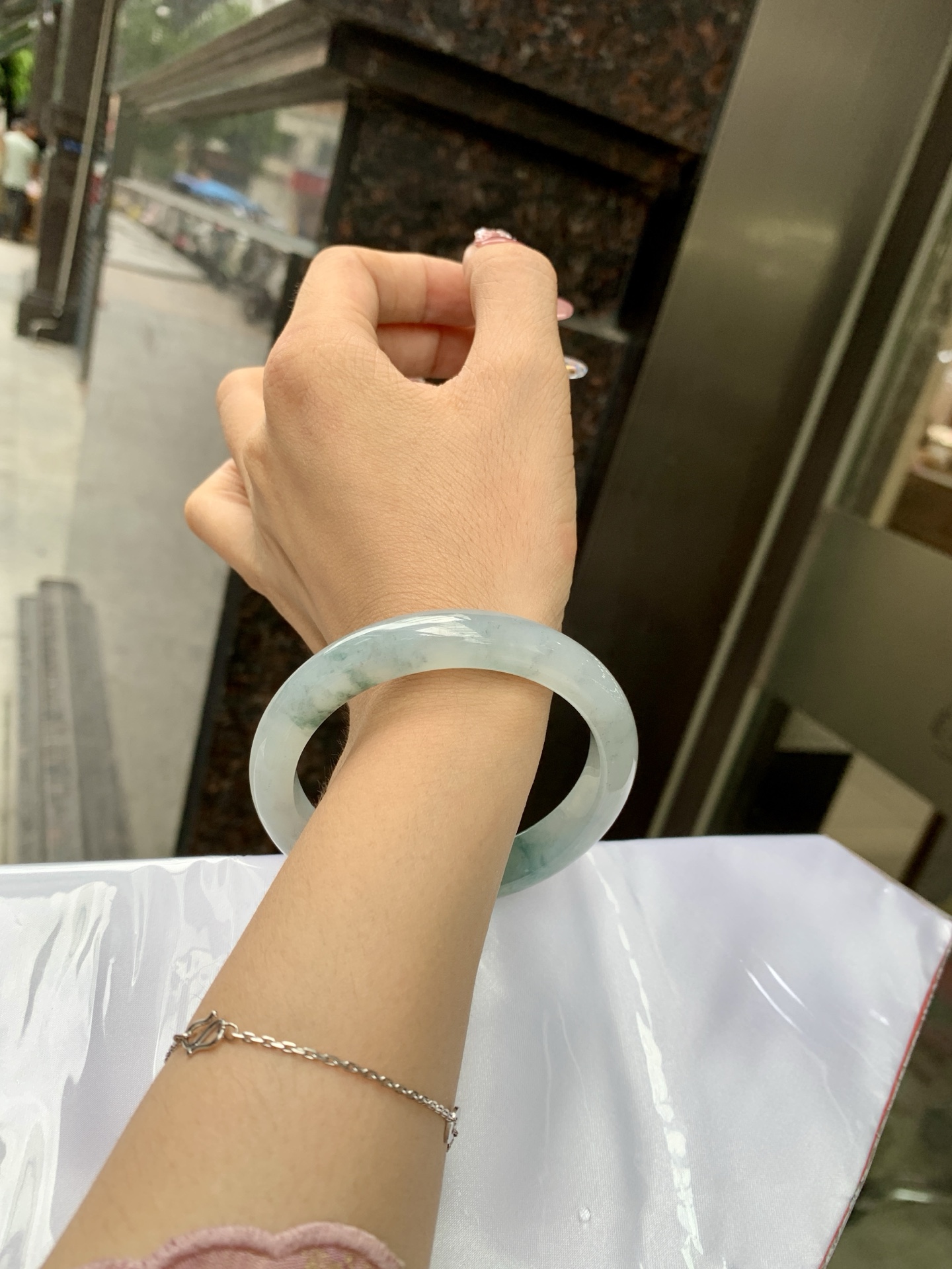 冰飘花正圈 57.6-8.3-10.6 0618-WL-731 无裂，底妆水润细腻，冰底中开出了朵朵兰花，飘花灵动飘逸，勾勒出一幅唯美诗意的山水意境画，古典优雅又秀气