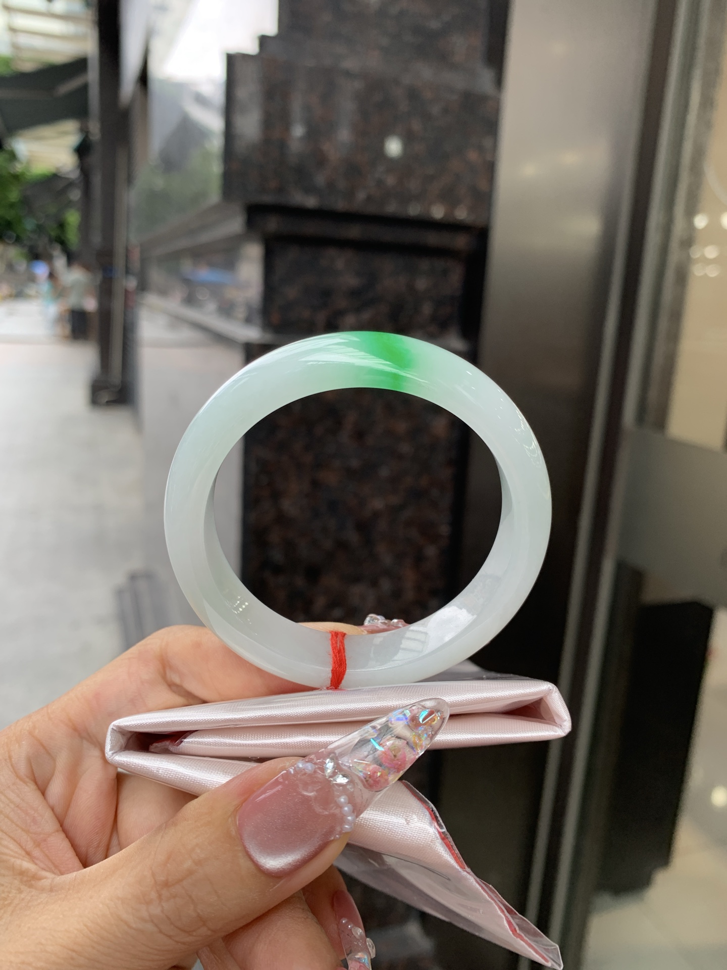 白底青阳绿正圈 52.6-7.4-12.1 0618-N402 打灯棉线，一抹阳绿花点缀腕间风华，干