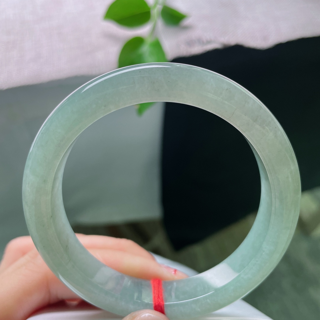 58.7/12.2/8.7，湖水蓝正圈，种老，颜色单一不复杂，日常佩戴从容又优雅，无裂，ss52124a