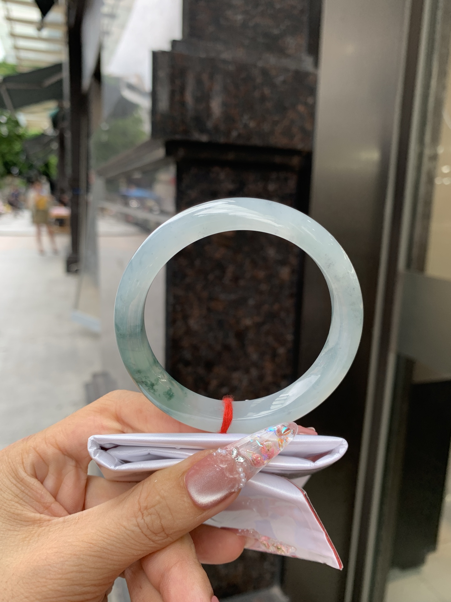 冰飘花正圈 57.6-8.3-10.6 0618-WL-731 无裂，底妆水润细腻，冰底中开出了朵朵兰花，飘花灵动飘逸，勾勒出一幅唯美诗意的山水意境画，古典优雅又秀气