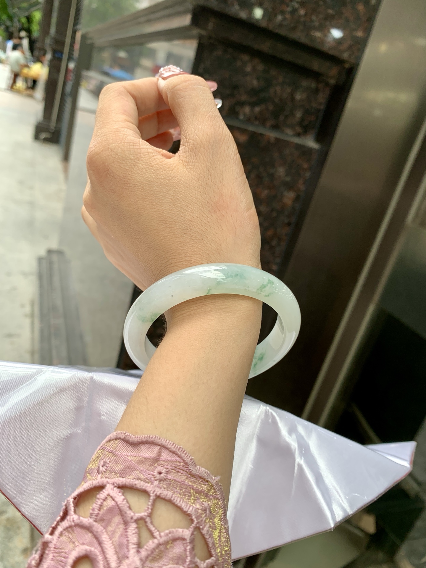 冰飘花正圈 55.8-8-11.3 0618-WL-829 无裂，底妆水润细腻，冰底中开出了朵朵绿花，飘花灵动飘逸，勾勒出一幅唯美诗意的山水意境画，古典优雅又秀气
