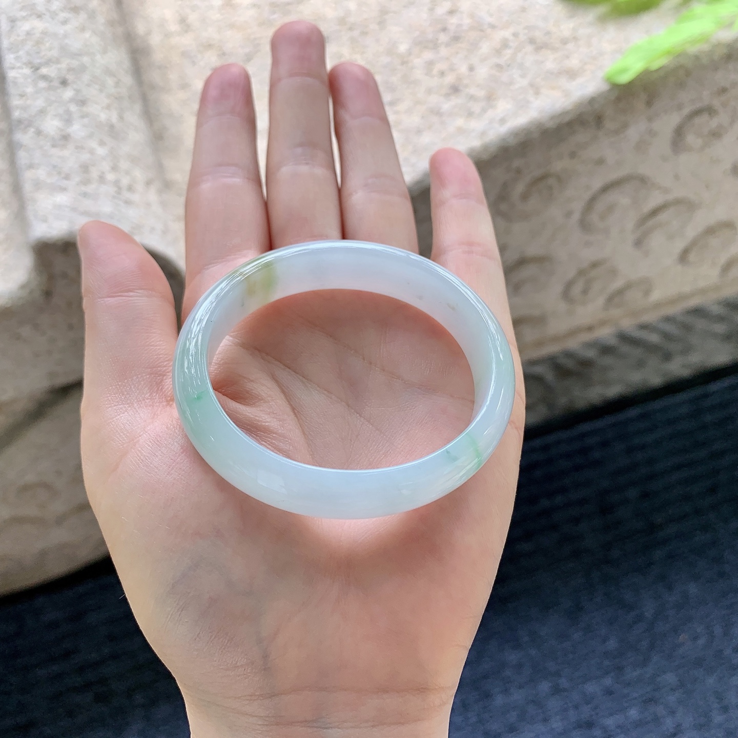 手镯贵妃52 53 圈口52/45.2/12.5/6.2 编码Y06 描述糯冰飘绿飘黄翡，细腻，水润