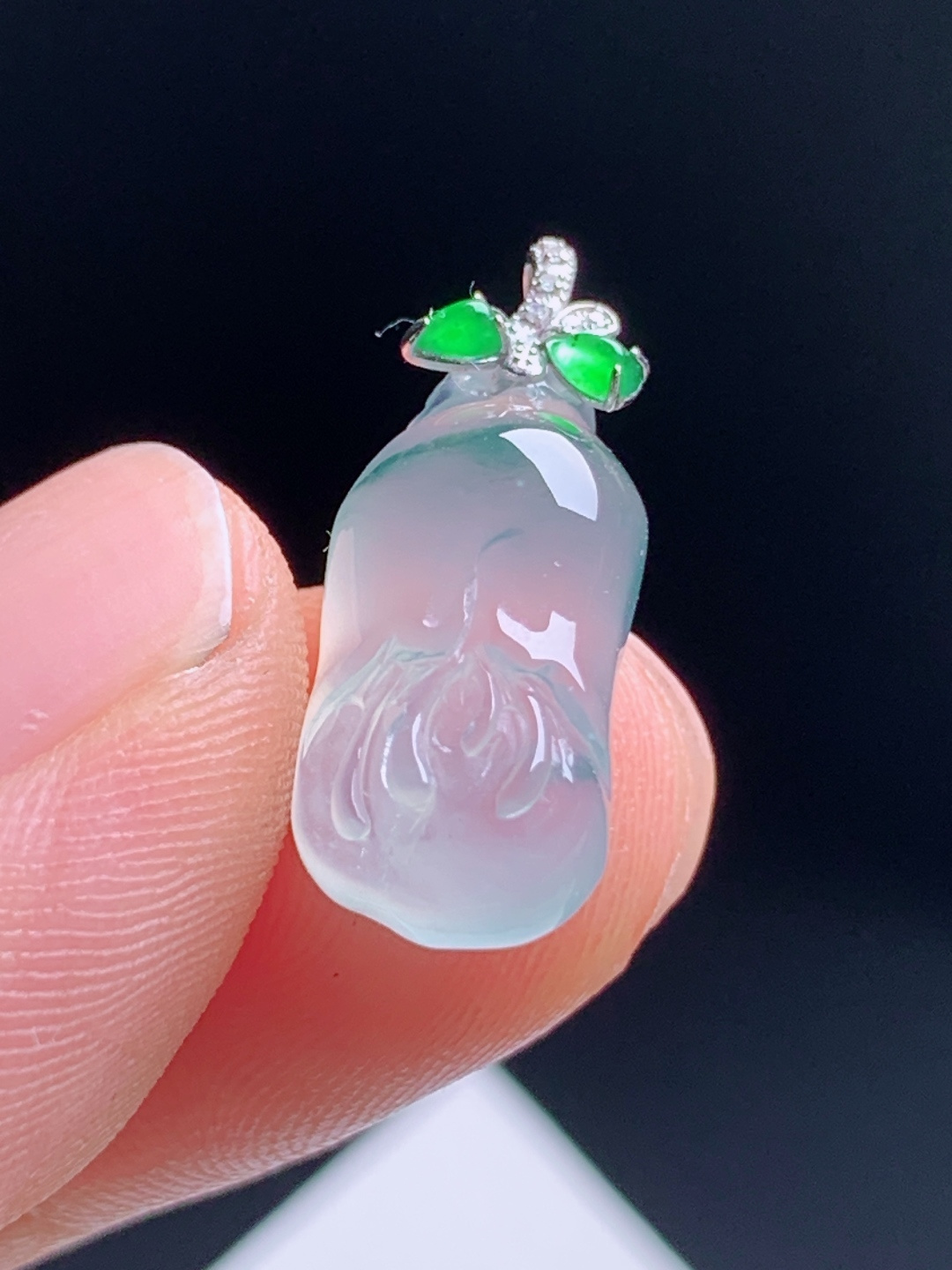 冰种飘绿玉兰花吊坠，冰透起荧光翠色点缀，满钻金扣福寿安康