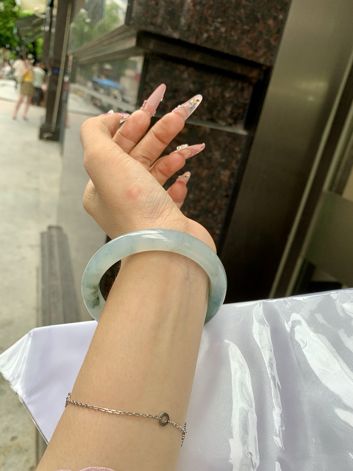 冰飘花正圈 57.6-8.3-10.6 0618-WL-731 无裂，底妆水润细腻，冰底中开出了朵朵兰花，飘花灵动飘逸，勾勒出一幅唯美诗意的山水意境画，古典优雅又秀气