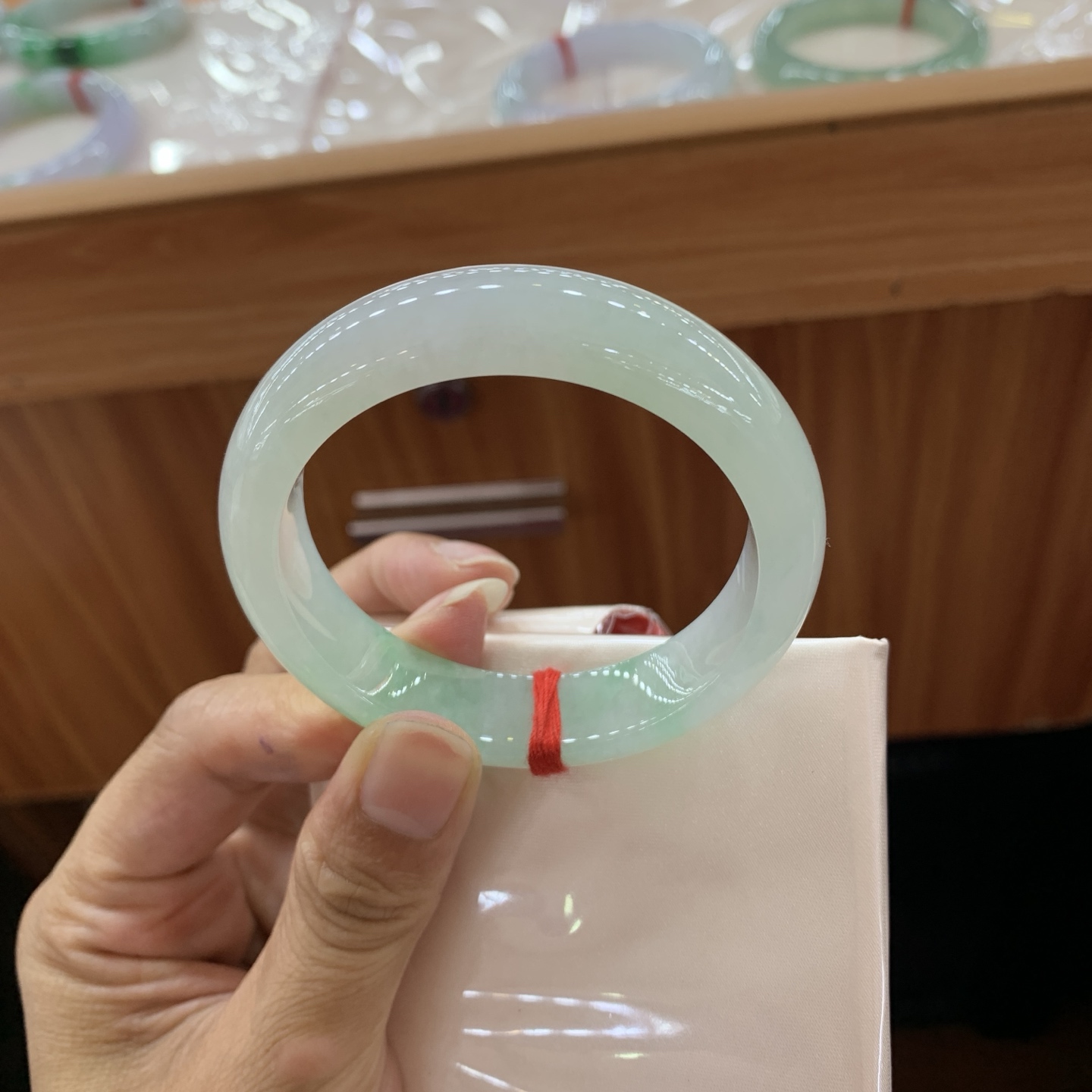 061803JJ 飘绿正圈翡翠手镯 51.9-13-8
