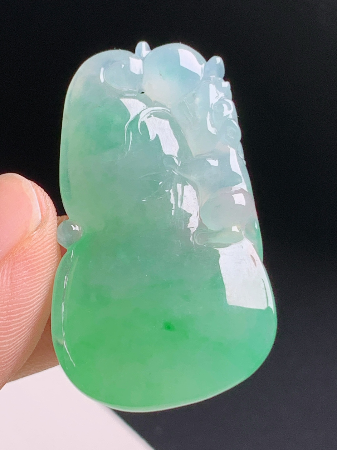 冰种飘绿老鼠葫芦，渐变湖水绿温润起光，雕工精致吉祥讨喜