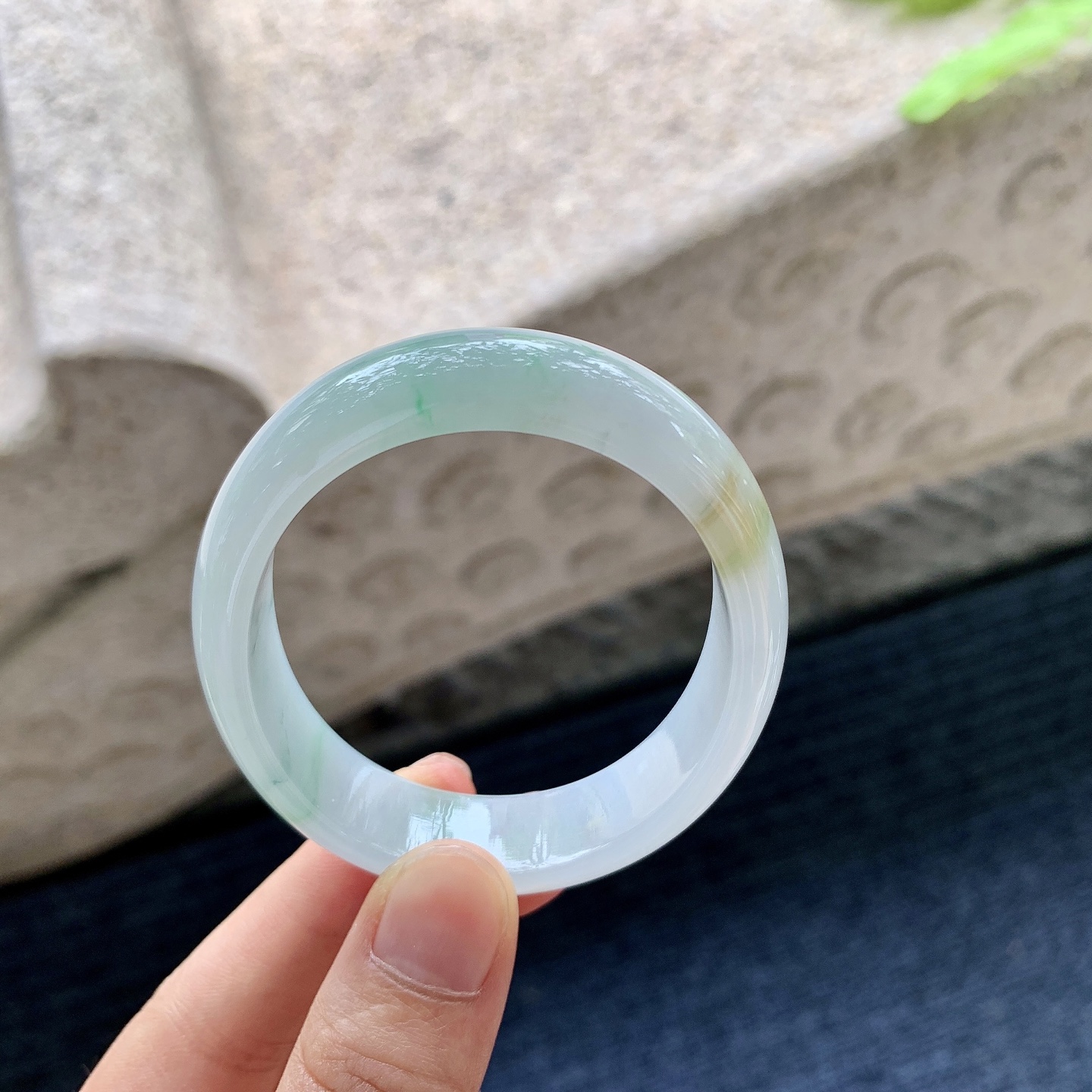 手镯贵妃52 53 圈口52/45.2/12.5/6.2 编码Y06 描述糯冰飘绿飘黄翡，细腻，水润，种老，打灯有细微棉线，无碍