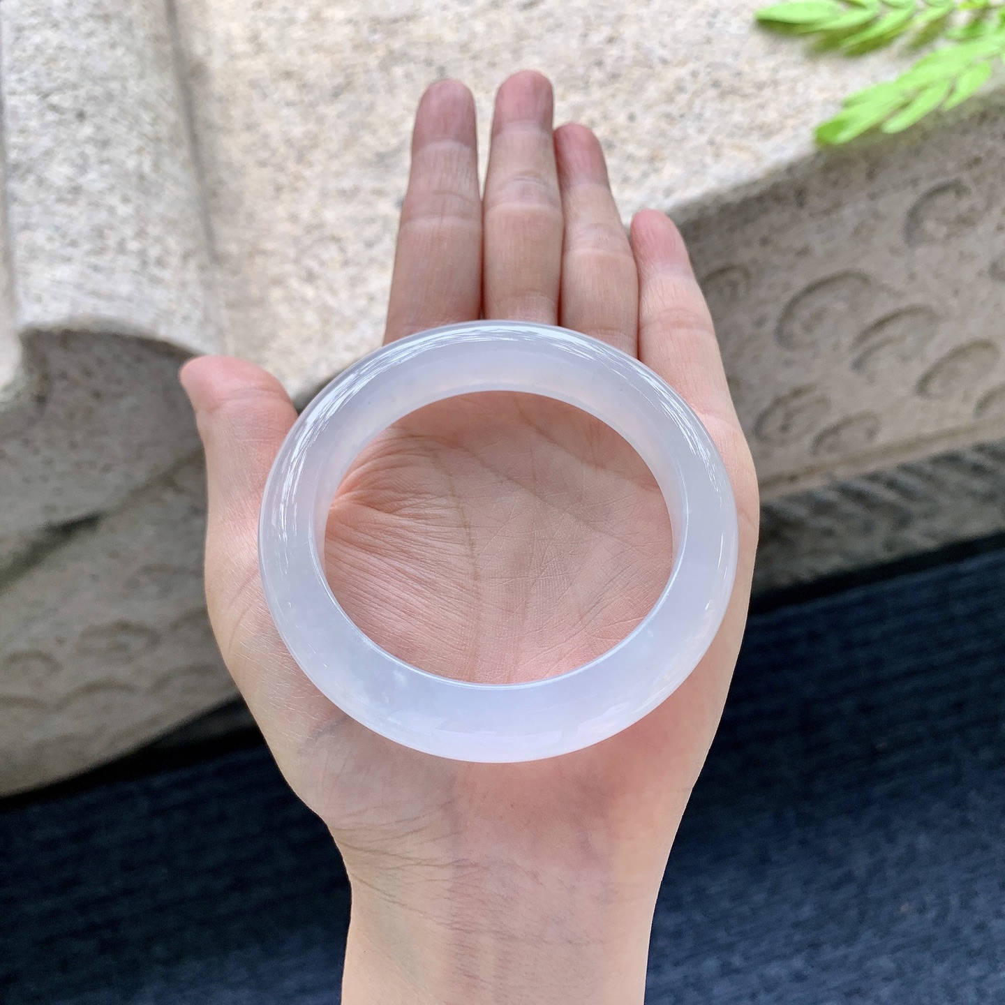 正圈 55 圈口55/12.7/9.2 编码Q5061916 描述冰糯底色，水润，种老，细腻，无裂