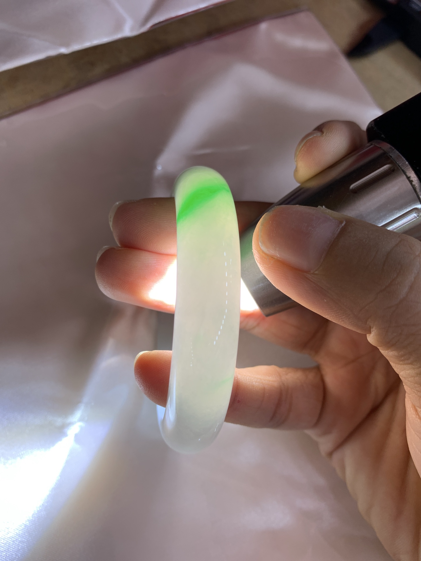 白底青阳绿正圈 52.6-7.4-12.1 0618-N402 打灯棉线，一抹阳绿花点缀腕间风华，干净纯净的底色上，一抹翠色肆意流淌，宛如春日里的繁华盛景