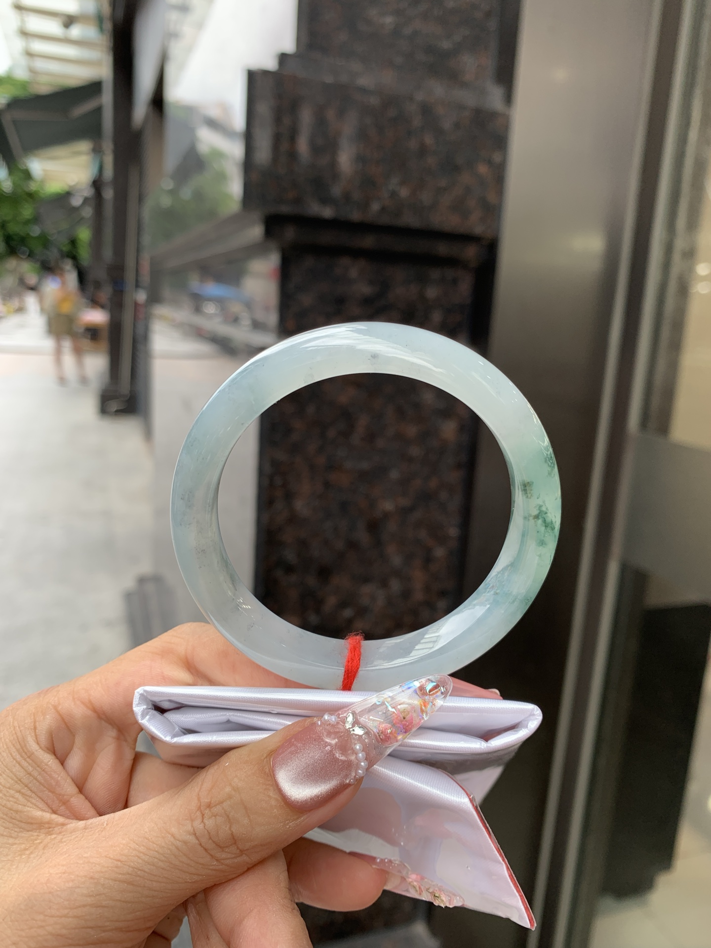 冰飘花正圈 57.6-8.3-10.6 0618-WL-731 无裂，底妆水润细腻，冰底中开出了朵朵兰花，飘花灵动飘逸，勾勒出一幅唯美诗意的山水意境画，古典优雅又秀气