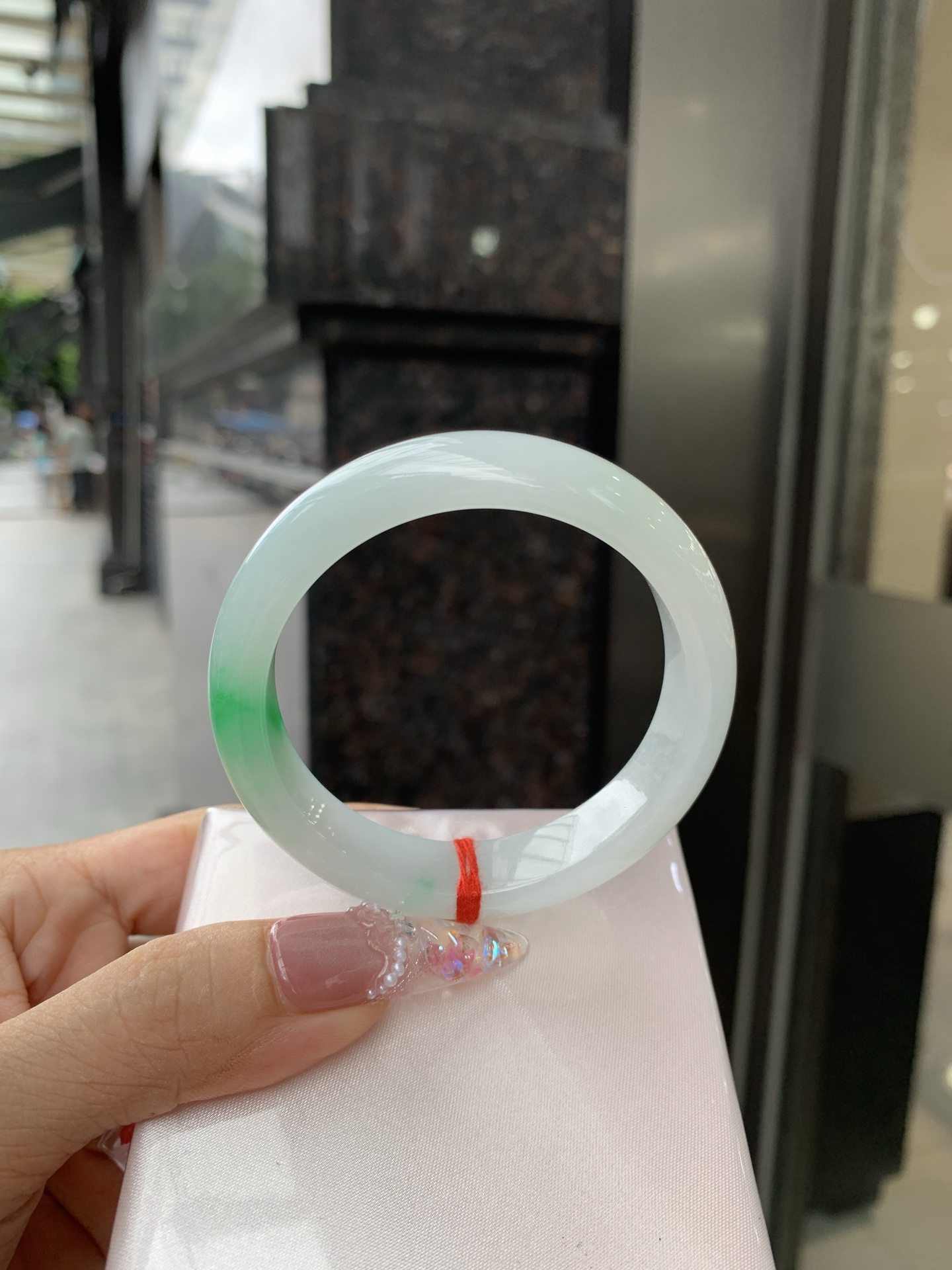 白底青阳绿正圈 52.6-7.4-12.1 0618-N402 打灯棉线，一抹阳绿花点缀腕间风华，干净纯净的底色上，一抹翠色肆意流淌，宛如春日里的繁华盛景