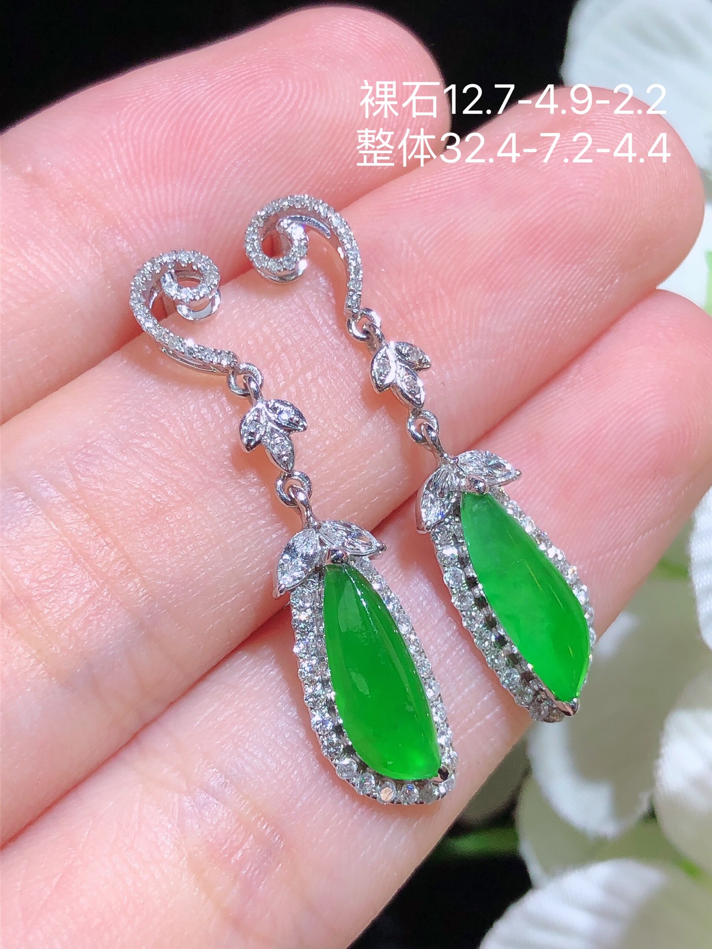 ️18k金镶阳绿福瓜耳坠无裂，水润色艳品相饱满苹果拍摄，实物更好看，12.7-4.9-2.2