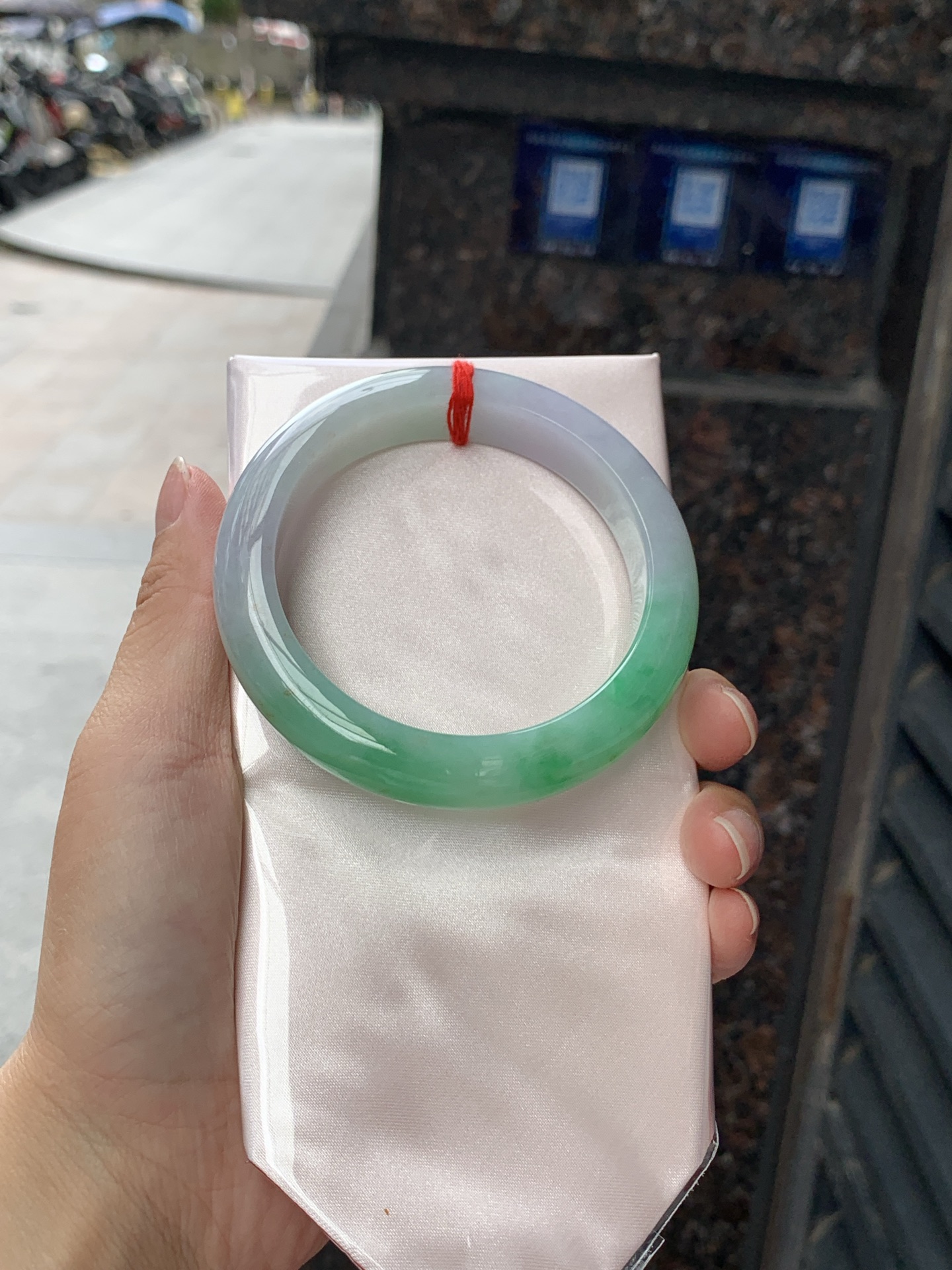 春彩正圈 57.2-12.9-9.3 0619-N1026 打灯细纹，色彩层次分明，绿料浓郁鲜亮，过滤自然流畅，玉质细腻，水头莹润，自带贵气质感。