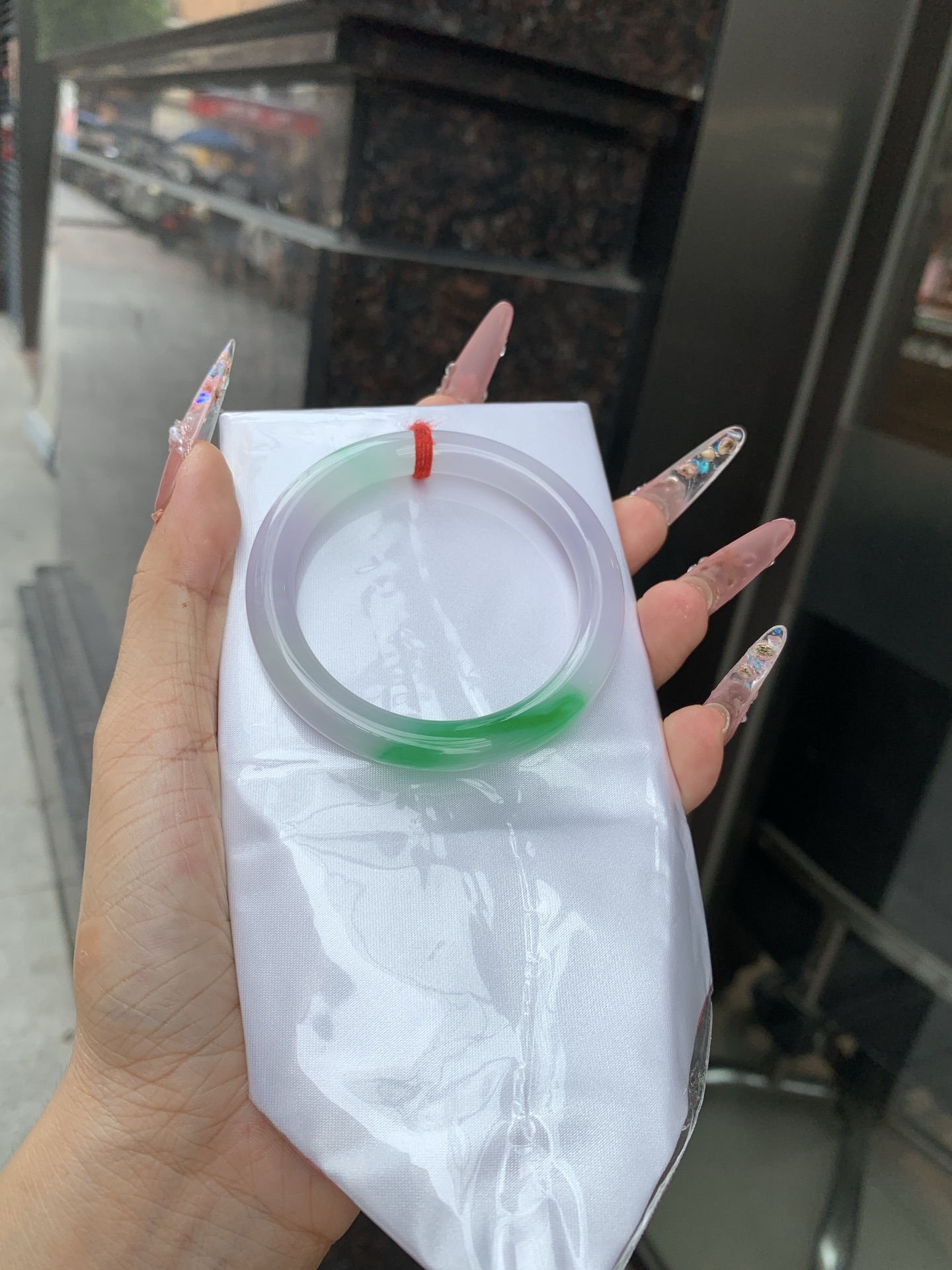 阳绿春彩美人条 51.7--8.1-7.6 0619-HN1030 打灯多处细纹，烟雨入春俏，彩祥出云端，阳绿碰上梦幻的春，半山半水特色春彩，像是融化了春天，所有美好交织在一起，上手贵气显眼。