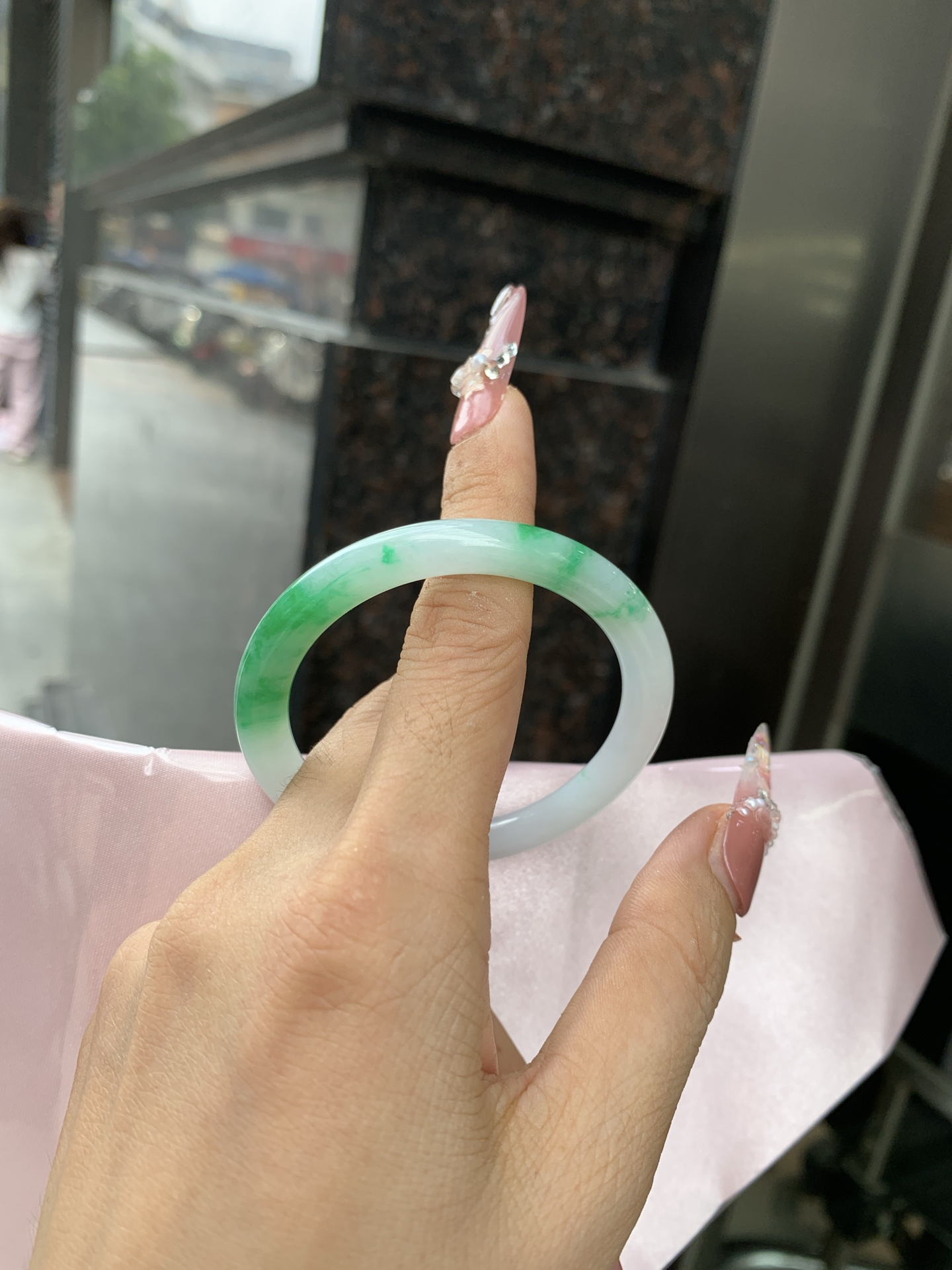 阳绿白底青美人条 50.1-7.2-6.6 0619-N1037 打灯细纹，底妆冰润，半圈辣阳绿花点缀，腕间风华，干净纯净的底色上，一抹翠色肆意流淌，宛如春日里的繁华盛景