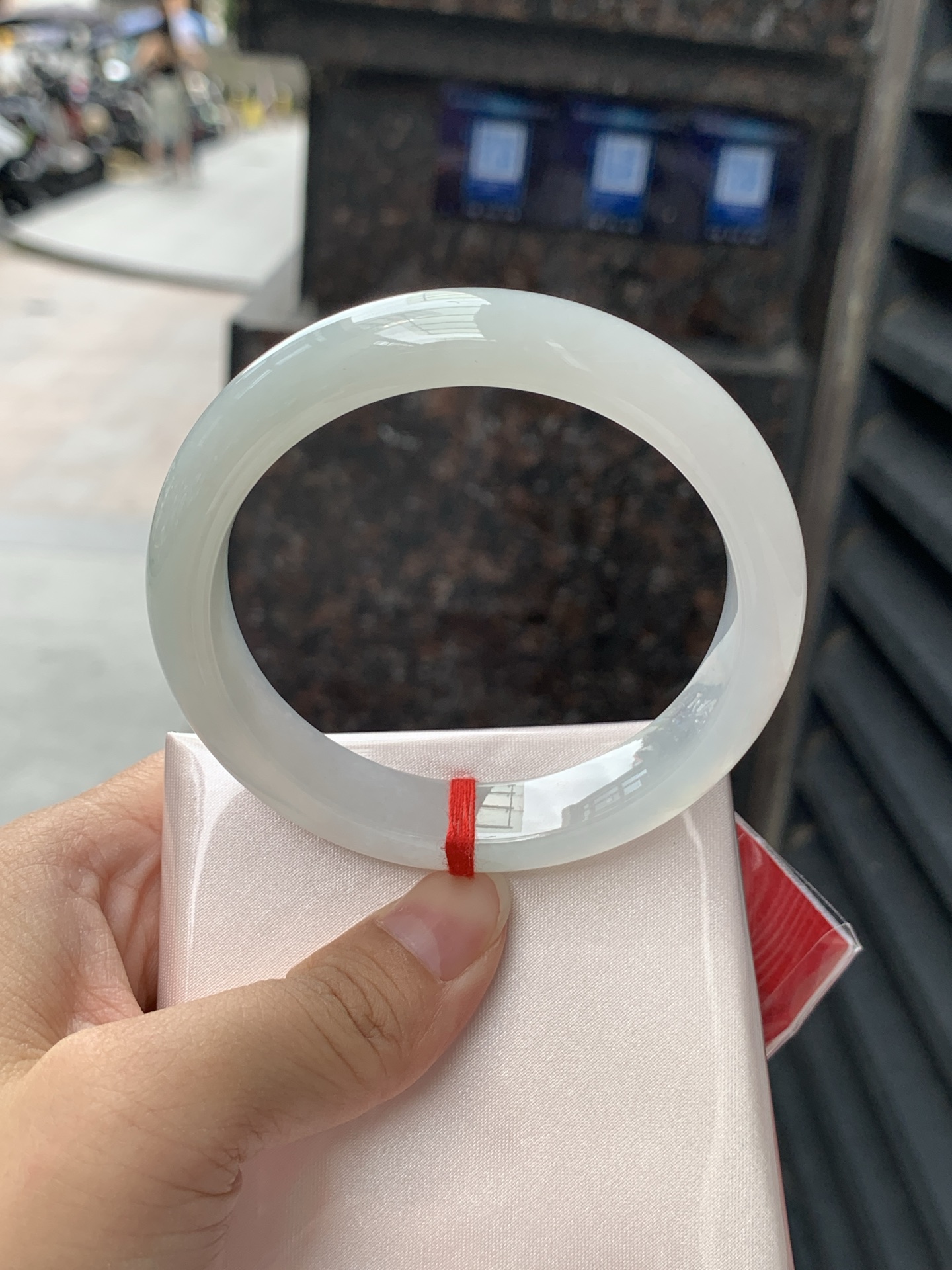 白底飘花正圈 58.2-12.5-8.4 0619-WL-134 无裂，通透莹润，玉质细腻柔和，底色清浅素雅，水头透亮干净，衬出手腕纤细，温柔大方