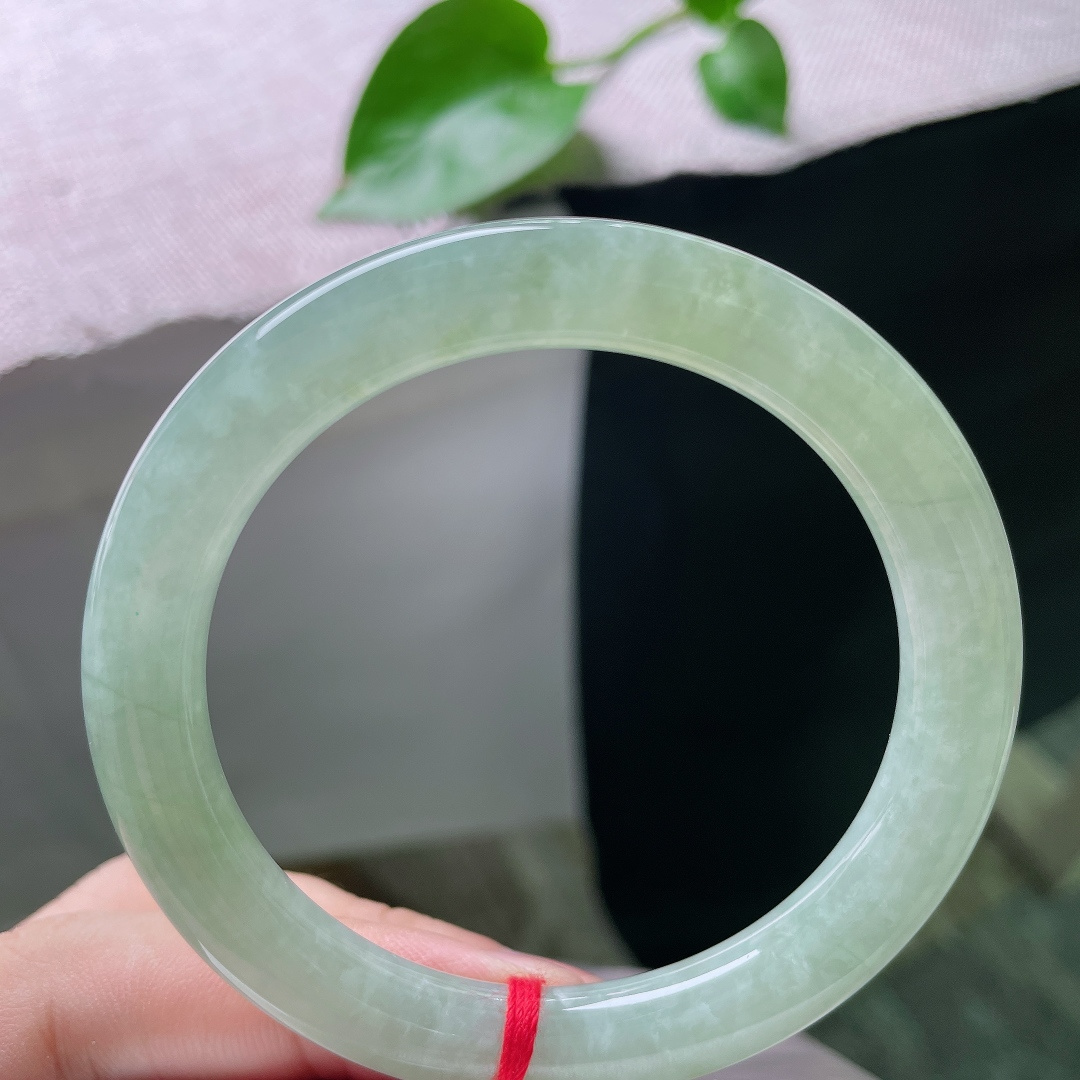55.4/8.7，果绿底圆条，水头好，种老，颜色分布均匀，上手秀气，晶体，ss54986a