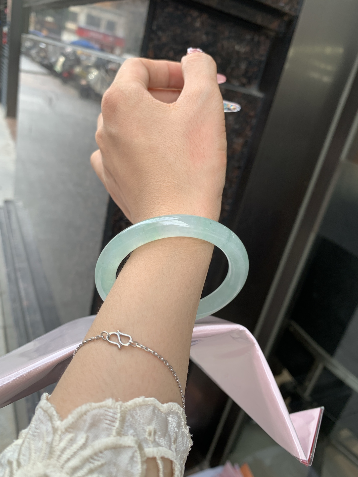 冰晴绿美人条 52.3-8.8-8.3 0619-N1035 打灯细纹，底妆胶润，满圈淡雅晴绿，像初春嫩芽落入清泉，均匀柔和，抬眼就是一片宁静感。