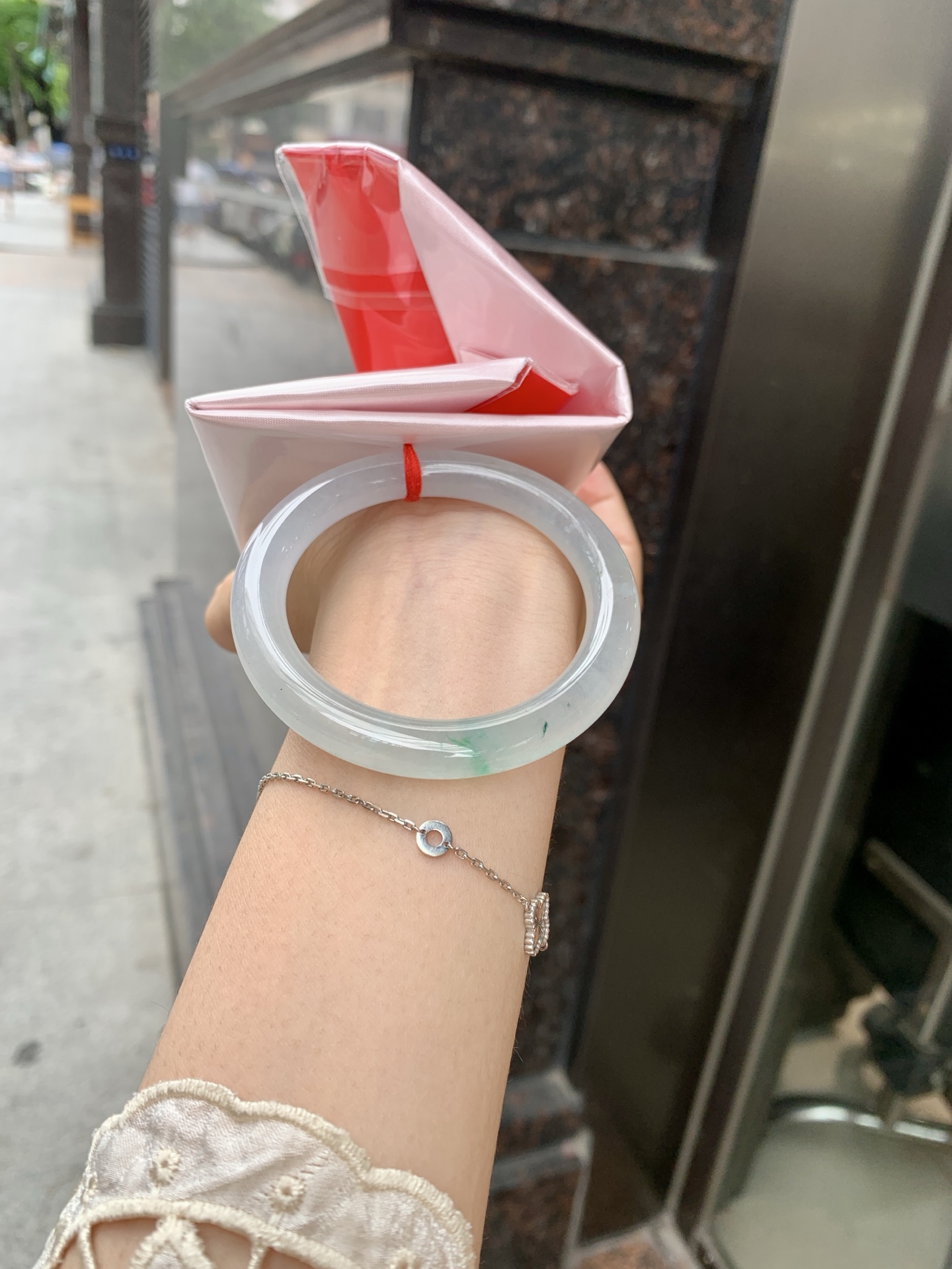 冰飘绿美人条 52-8.8-8.3 0619-N1014-2 打灯细纹，玉质冰润细腻，清爽的底子飘一朵阳绿花，鲜活而灵动，犹如新冒的嫩芽，艳丽惹人