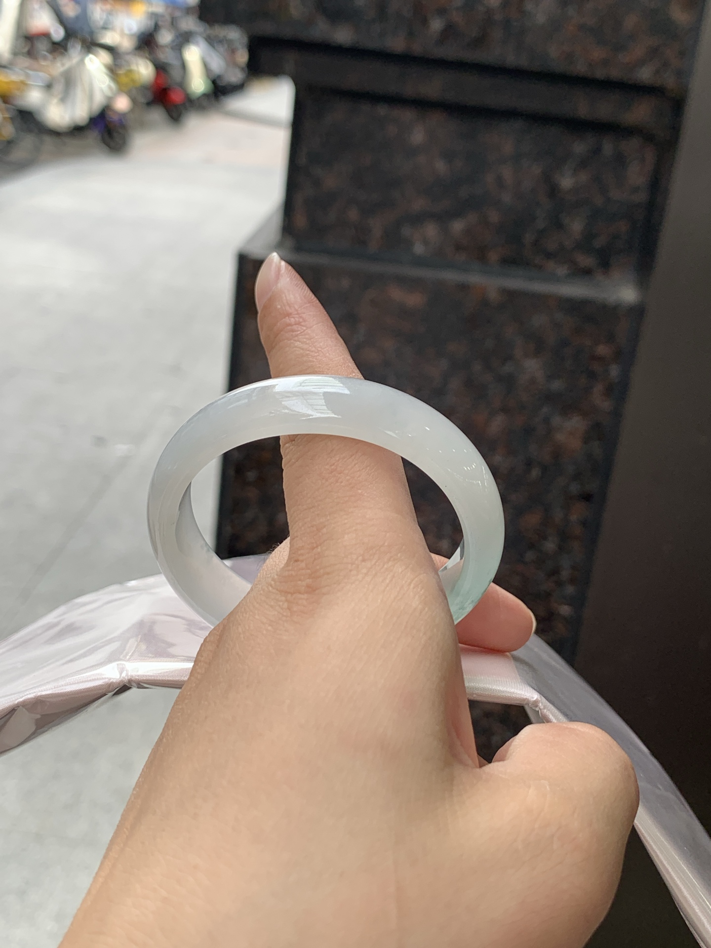 冰飘花贵妃 51-45.5-14-6.5 0619-N1029 打灯细纹，底妆冰润细腻，冰底中开出了朵朵蓝花，飘花灵动飘逸，勾勒出一幅唯美诗意的山水意境画，古典优雅又秀气