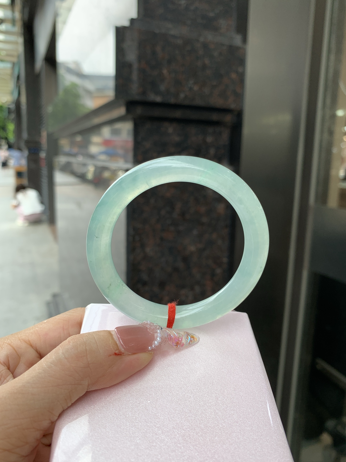冰晴绿美人条 52.3-8.8-8.3 0619-N1035 打灯细纹，底妆胶润，满圈淡雅晴绿，像初春嫩芽落入清泉，均匀柔和，抬眼就是一片宁静感。