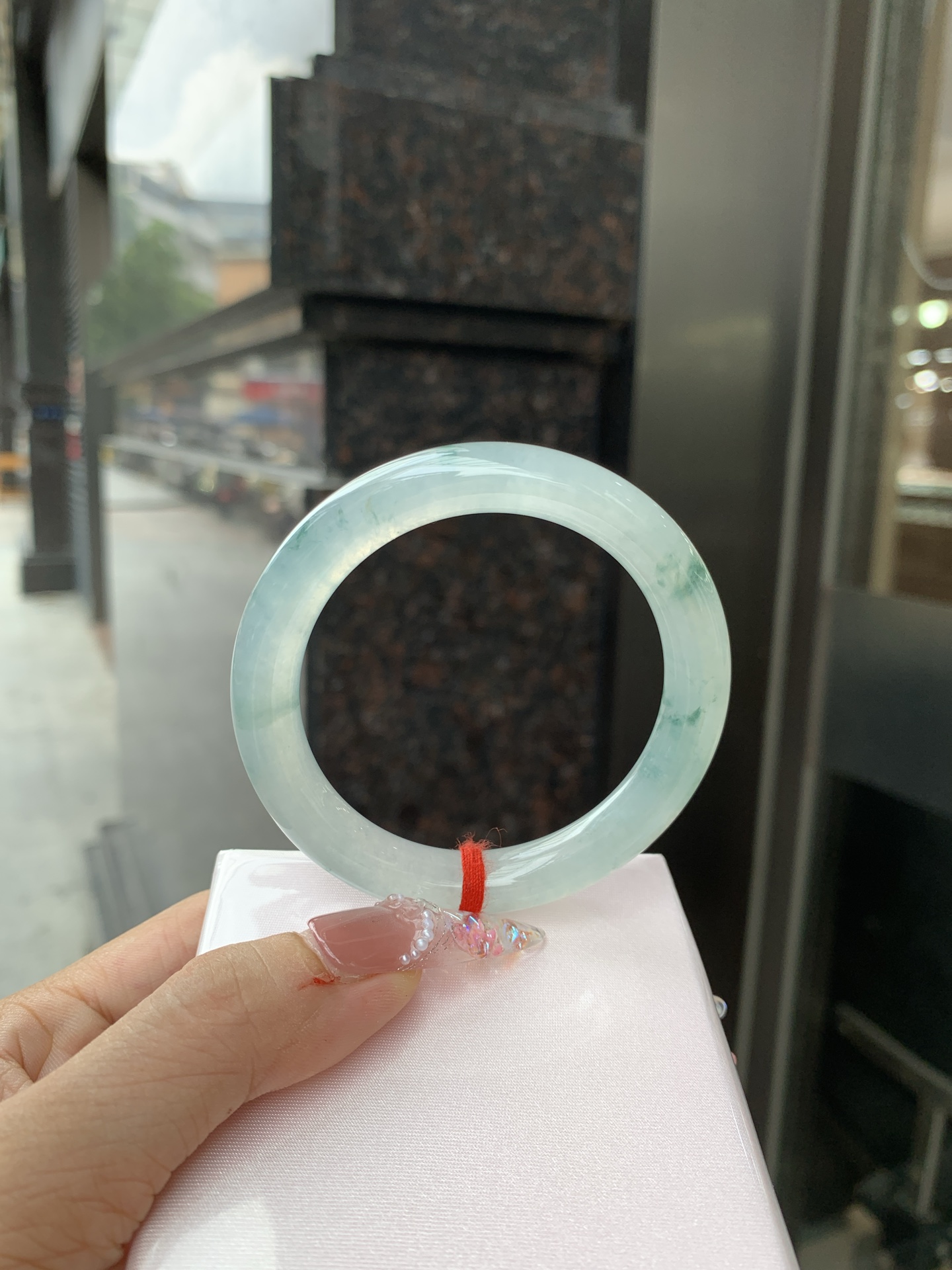 冰飘花美人条 53.2-9.1-9 0619-N1036 打灯细纹，底妆水透起光，冰底中开出了朵朵兰花，飘花灵动飘逸，勾勒出一幅唯美诗意的山水意境画，古典优雅又秀气