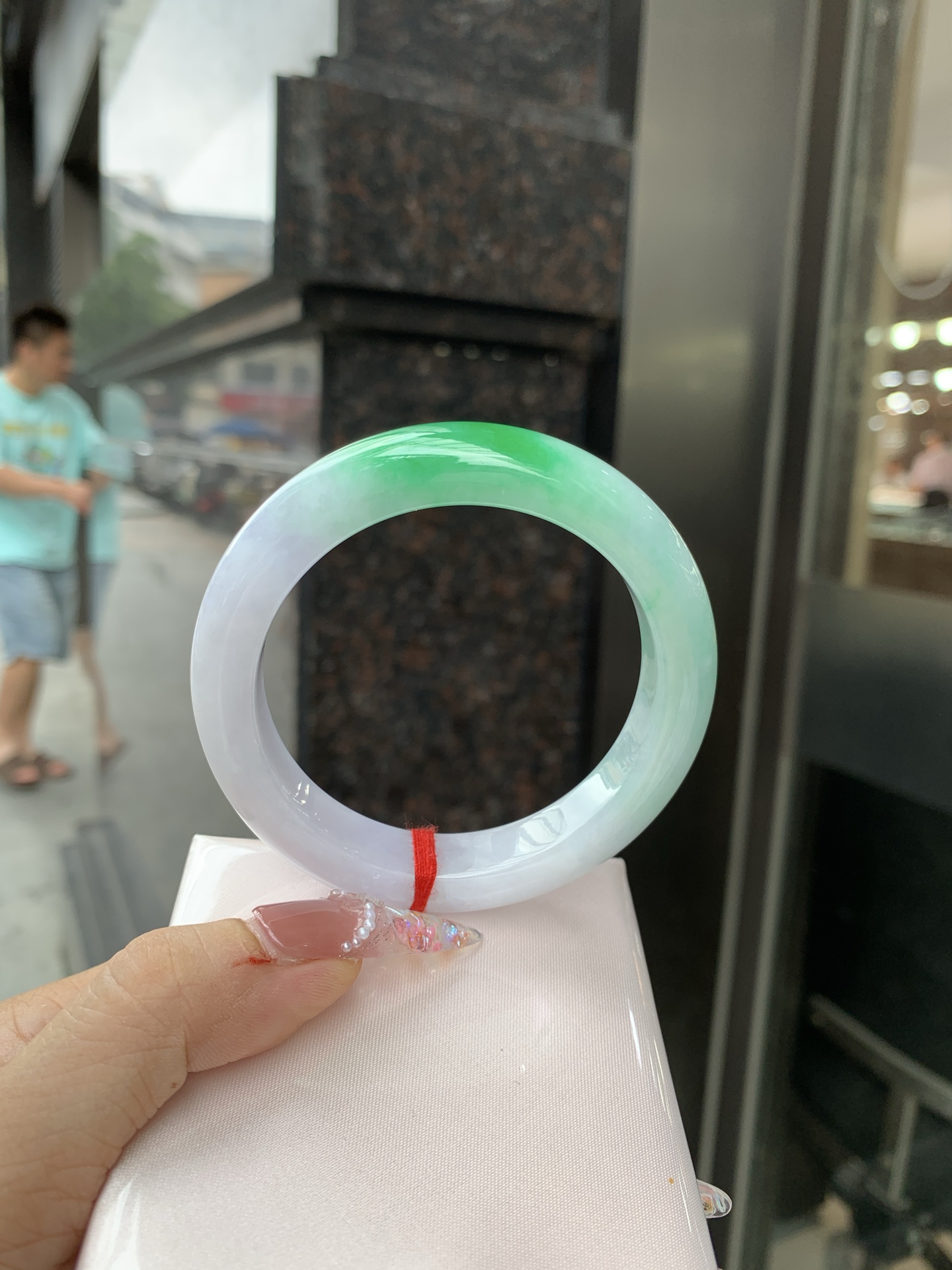 白底青正圈 56.8-9.6-11.6 0619-4A138 打细纹，底妆冰润，一抹阳绿花点缀，腕间风华，干净纯净的底色上，一抹翠色肆意流淌，宛如春日里的繁华盛景
