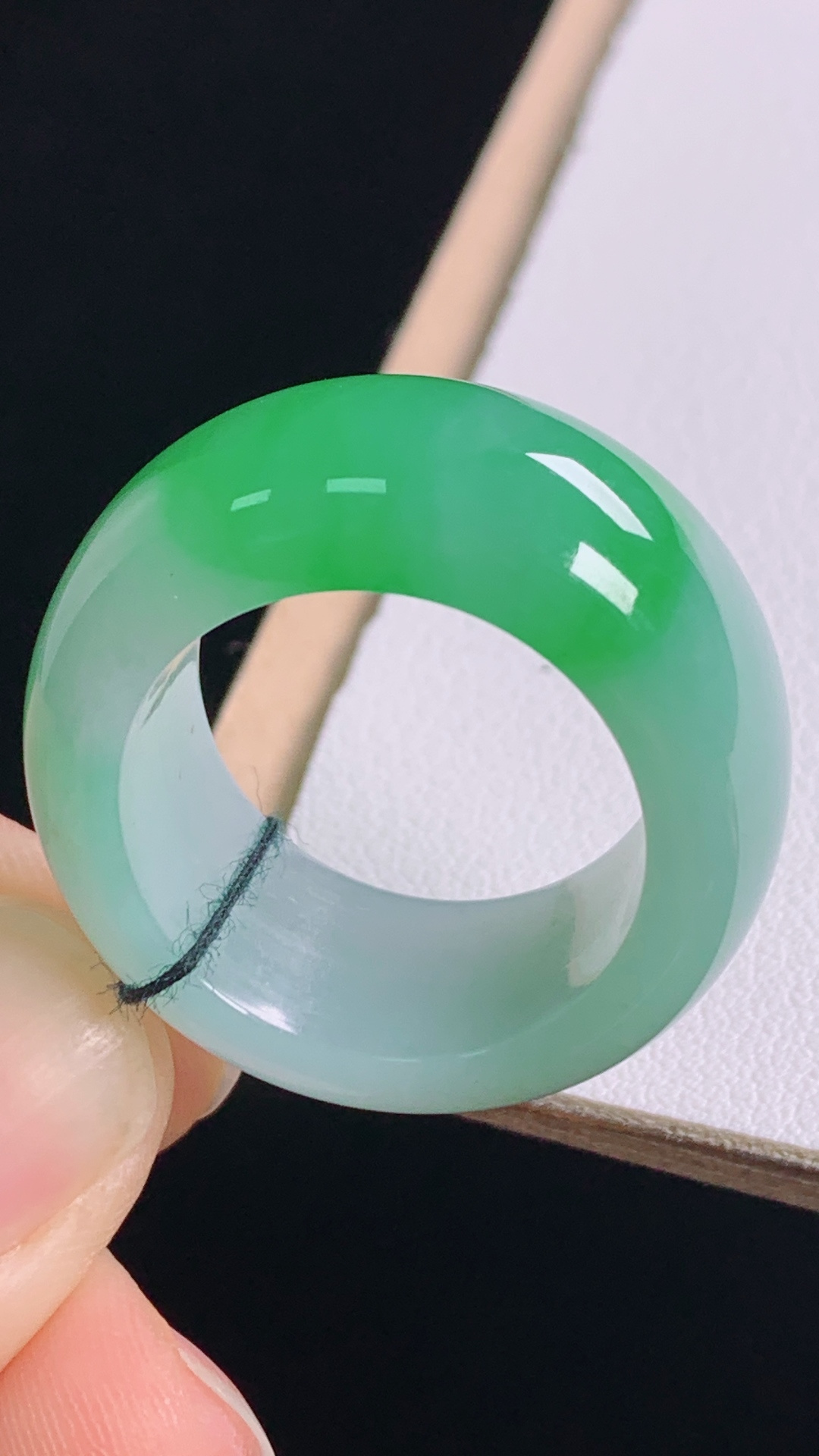 阳绿扳指 色泽鲜艳，底子细腻，无裂 尺寸:圈口21/19.6-12.0-4.8mm 14