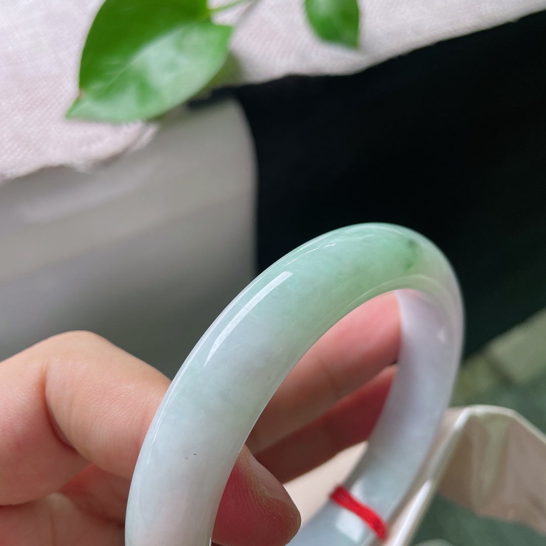 60.7/12.5/8.7，淡紫淡绿正圈，大圈口，水润细腻，佩戴端正，大气，有纹，ss54789a