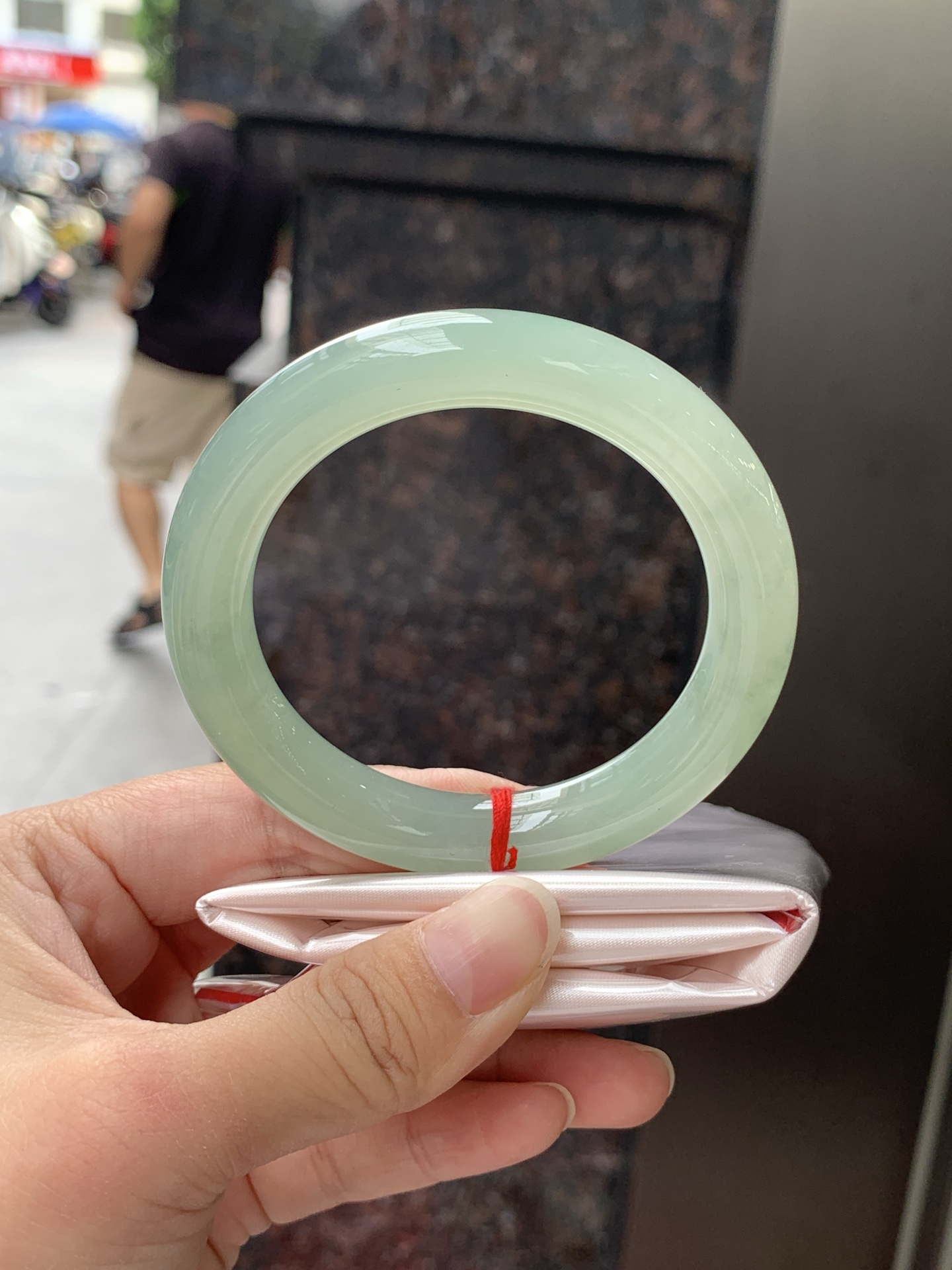 葡萄肉圆条 0619-WL-423 打灯裂，不扣，底妆冰润细腻，满圈葡萄肉甜美清新，鲜嫩多汁，水头好到快要溢出来