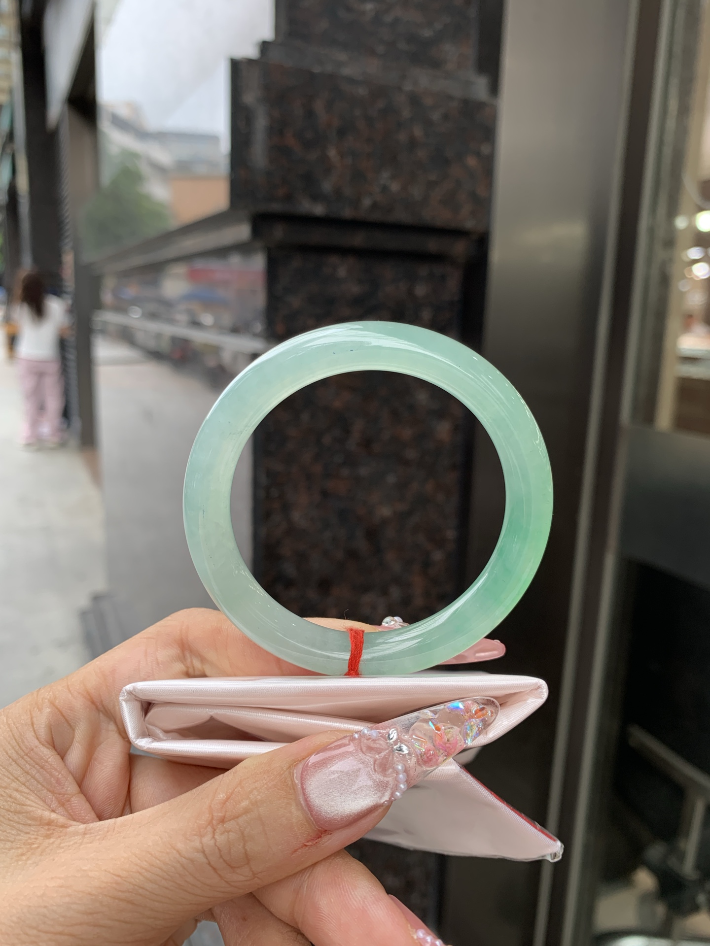 冰晴飘绿美人条 52.1-8.2-8.9 0619-N1021-2 打灯细纹，表皮微扣，底妆水润细腻，满圈晴绿底色飘金丝绿花，鲜艳得像新冒头的嫩芽，灵动清新，即柔和又充满生机