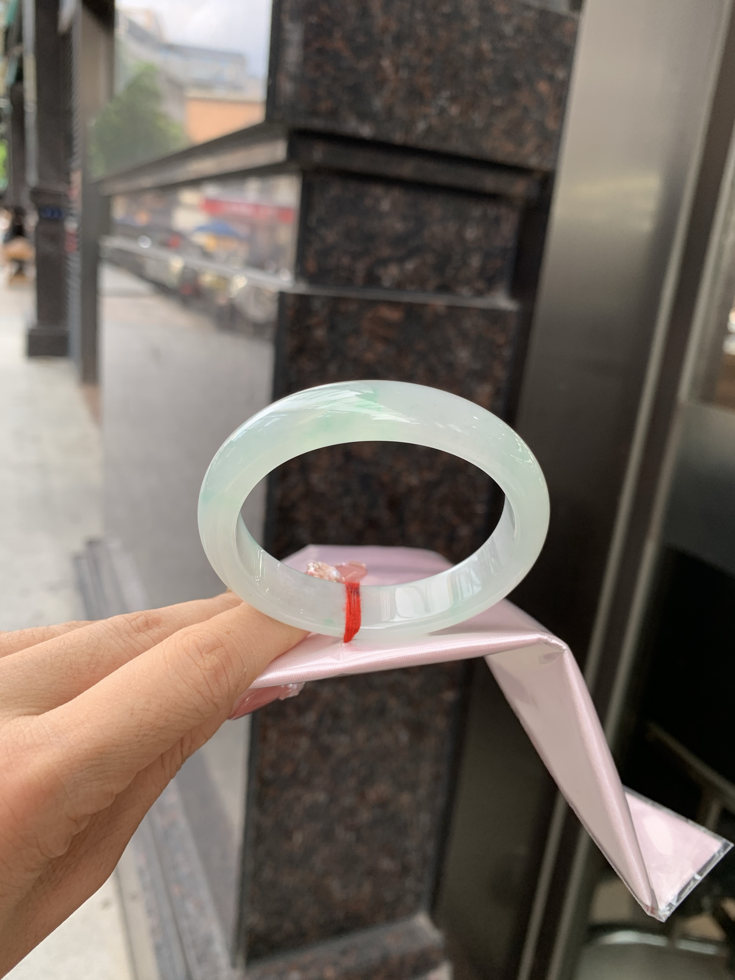 冰晴飘绿贵妃 54.1-47-7.1-12.8 0619-N1034 打灯细纹，底妆水润细腻，满圈晴绿底色飘几抹绿花，鲜艳得像新冒头的嫩芽，灵动清新，即柔和又充满生机