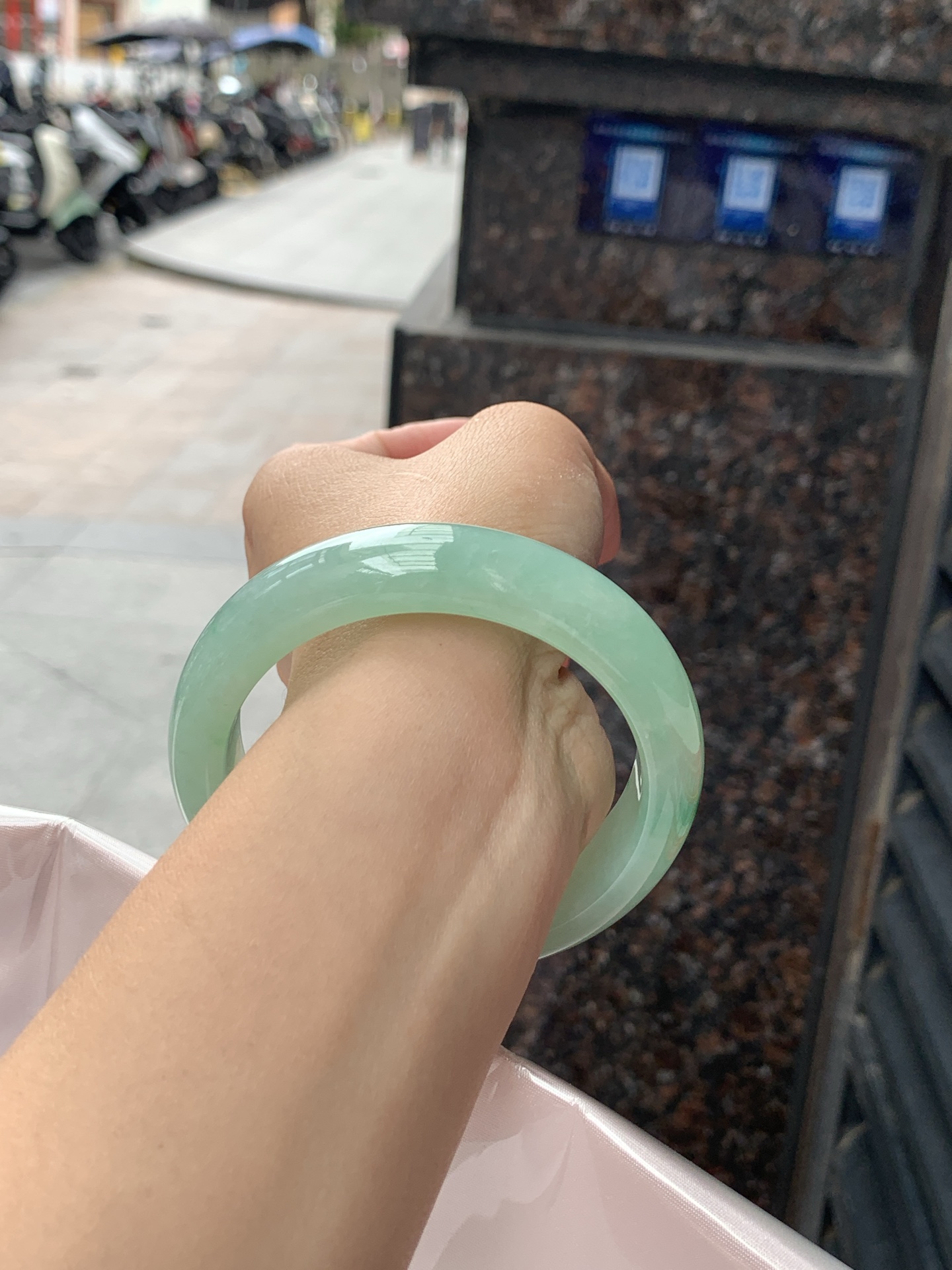 满色果绿正圈 60-15.1-9 0619-111-47 满圈冰润果绿底，玉质细腻温润，水头通透耐看，色调温婉显气质。