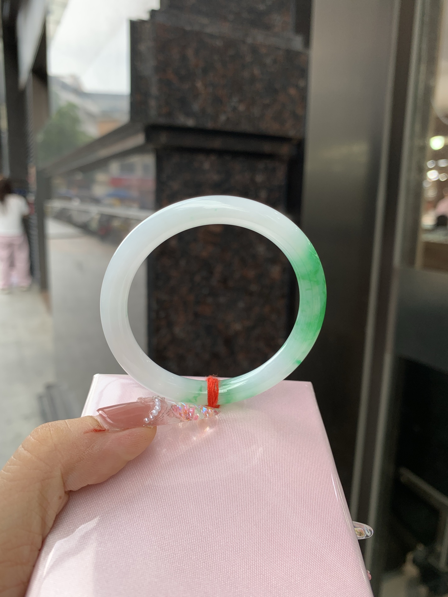 阳绿白底青美人条 50.1-7.2-6.6 0619-N1037 打灯细纹，底妆冰润，半圈辣阳绿花点缀，腕间风华，干净纯净的底色上，一抹翠色肆意流淌，宛如春日里的繁华盛景