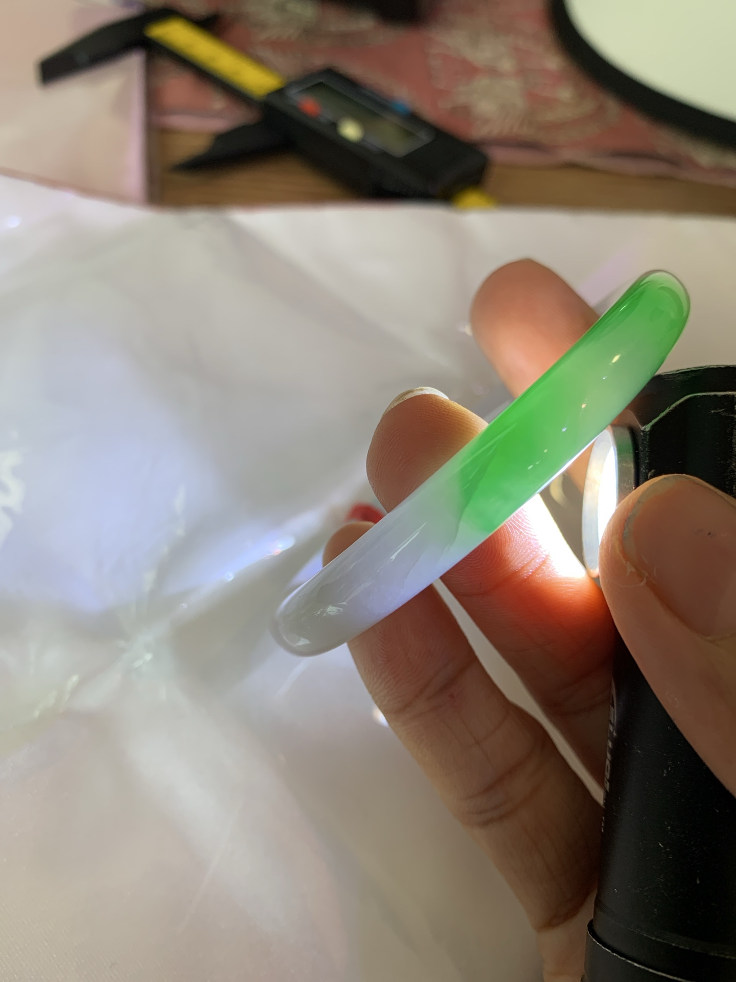 阳绿春彩美人条 51.7--8.1-7.6 0619-HN1030 打灯多处细纹，烟雨入春俏，彩祥出云端，阳绿碰上梦幻的春，半山半水特色春彩，像是融化了春天，所有美好交织在一起，上手贵气显眼。
