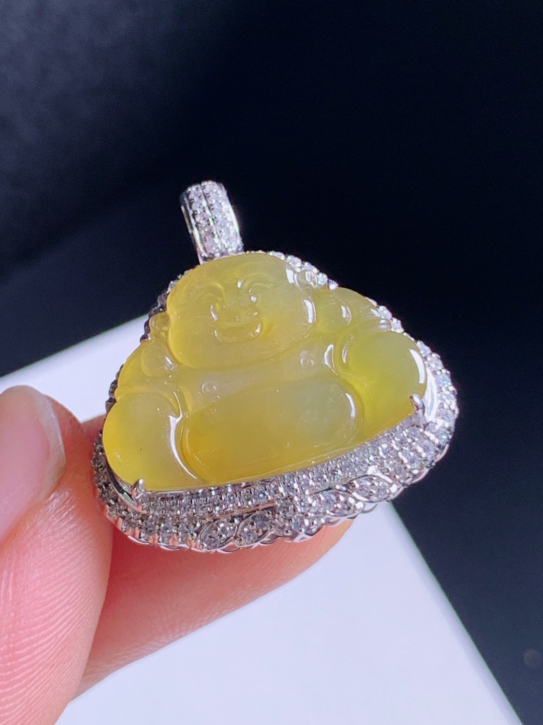️ 冰种黄翡佛公吊坠，色泽均匀油润透亮，满钻豪华围镶，笑佛纳福福气绵长 裸石13.9-19.3-1.8 整体24.6-22.8-9.1 560618