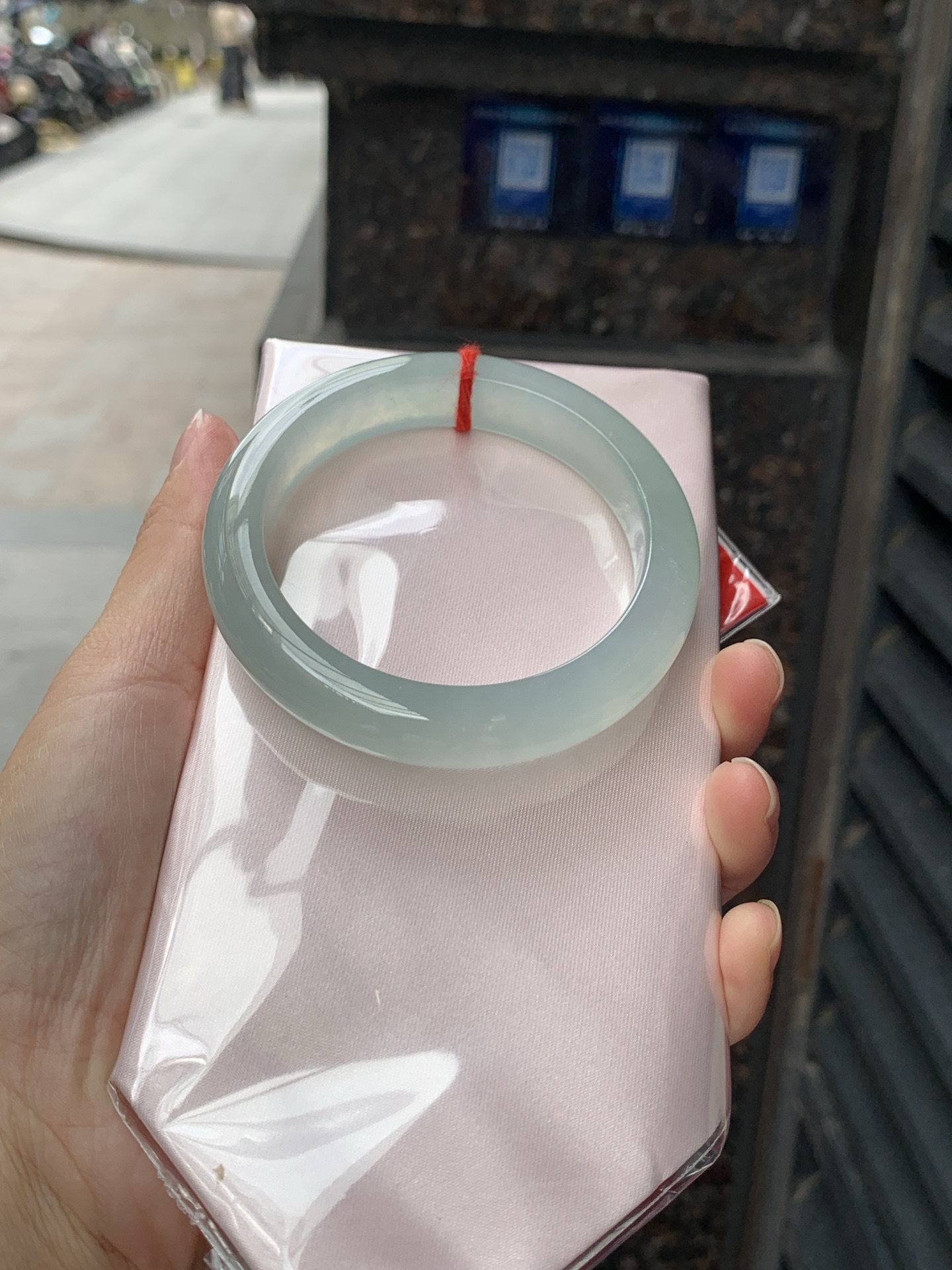 冰晴蓝正圈 55.9-12-9.1 0619-N1011-1 无裂，底妆冰胶细腻，清爽耐看的晴蓝底，夏季美好的冰凉感，时而晴时而蓝，随光线变化如梦如幻。