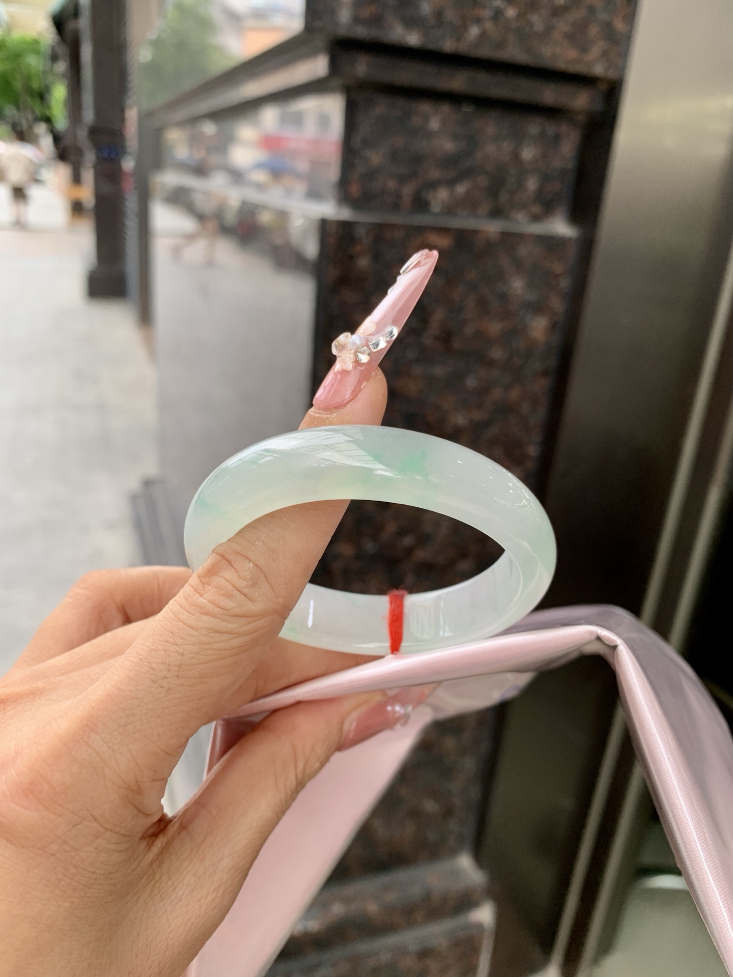 冰晴飘绿贵妃 54.1-47-7.1-12.8 0619-N1034 打灯细纹，底妆水润细腻，满圈晴绿底色飘几抹绿花，鲜艳得像新冒头的嫩芽，灵动清新，即柔和又充满生机