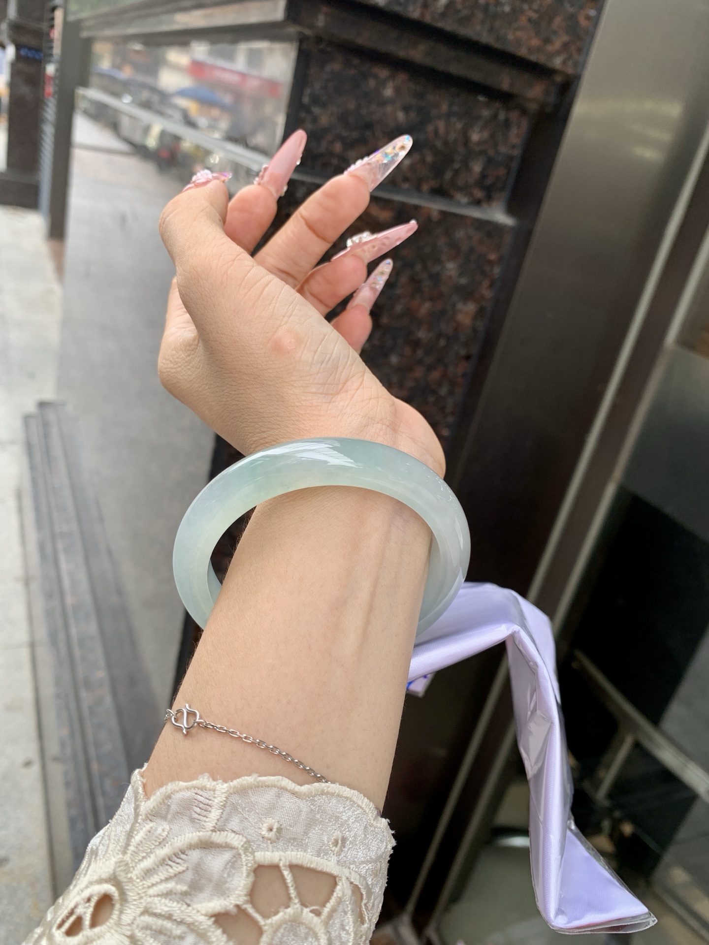 冰晴正圈 57.9-8.4-11.5 0619-169-41 无裂，底妆胶润，满圈淡雅晴绿，像初春嫩芽落入清泉，均匀柔和，抬眼就是一片宁静感。