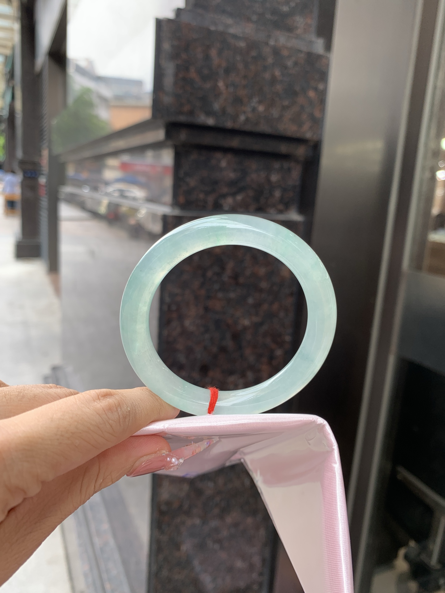 冰晴绿美人条 52.3-8.8-8.3 0619-N1035 打灯细纹，底妆胶润，满圈淡雅晴绿，像初春嫩芽落入清泉，均匀柔和，抬眼就是一片宁静感。
